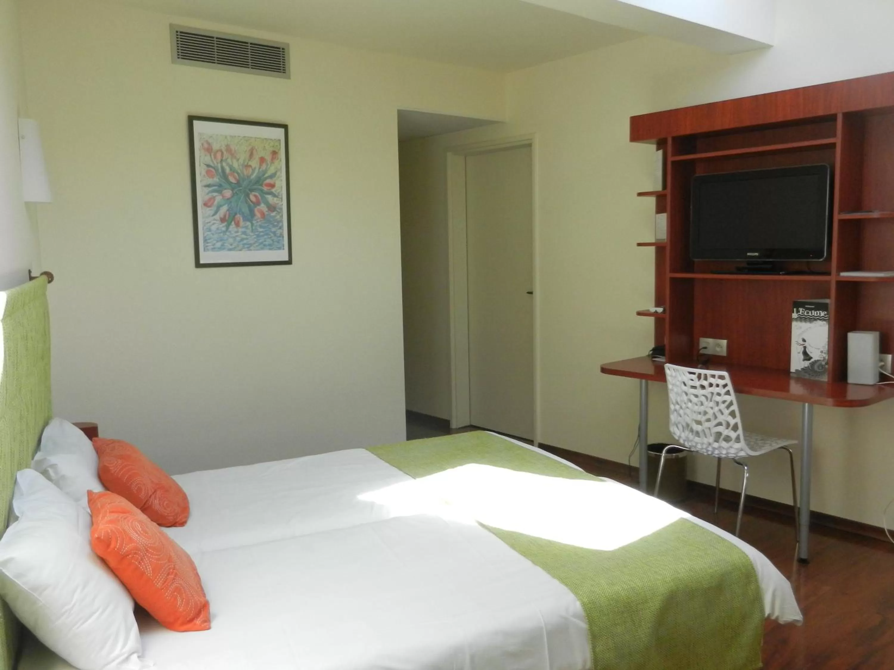 Bed in L'HÔTEL de CHARTRES