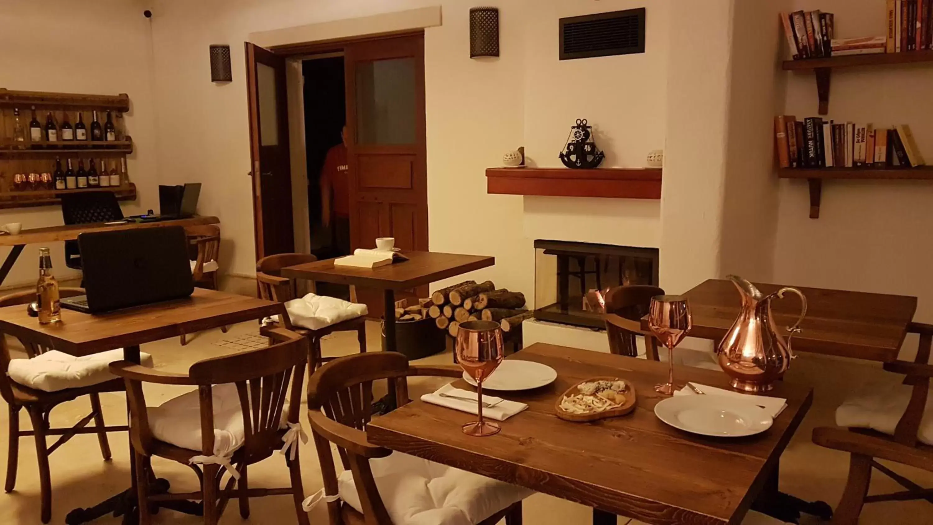 Restaurant/Places to Eat in Rebetiko Hotel