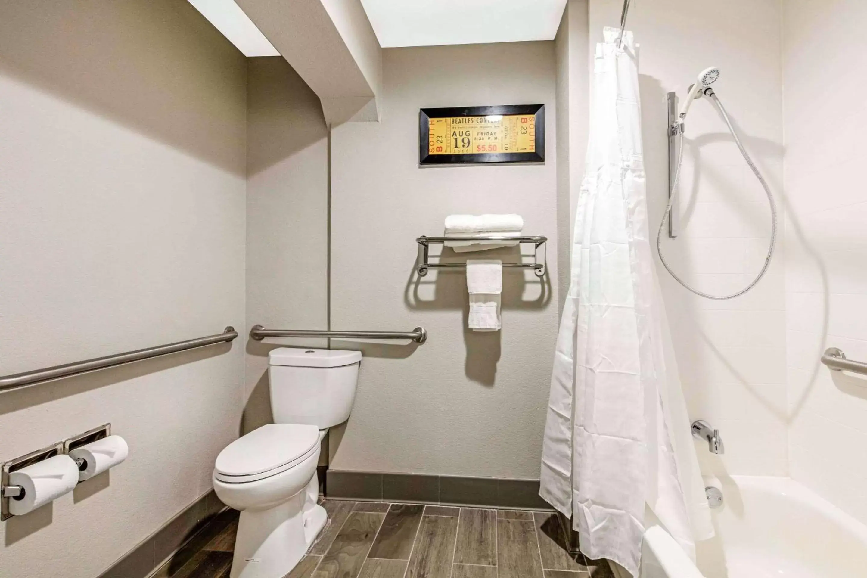 Bathroom in Comfort Inn Airport