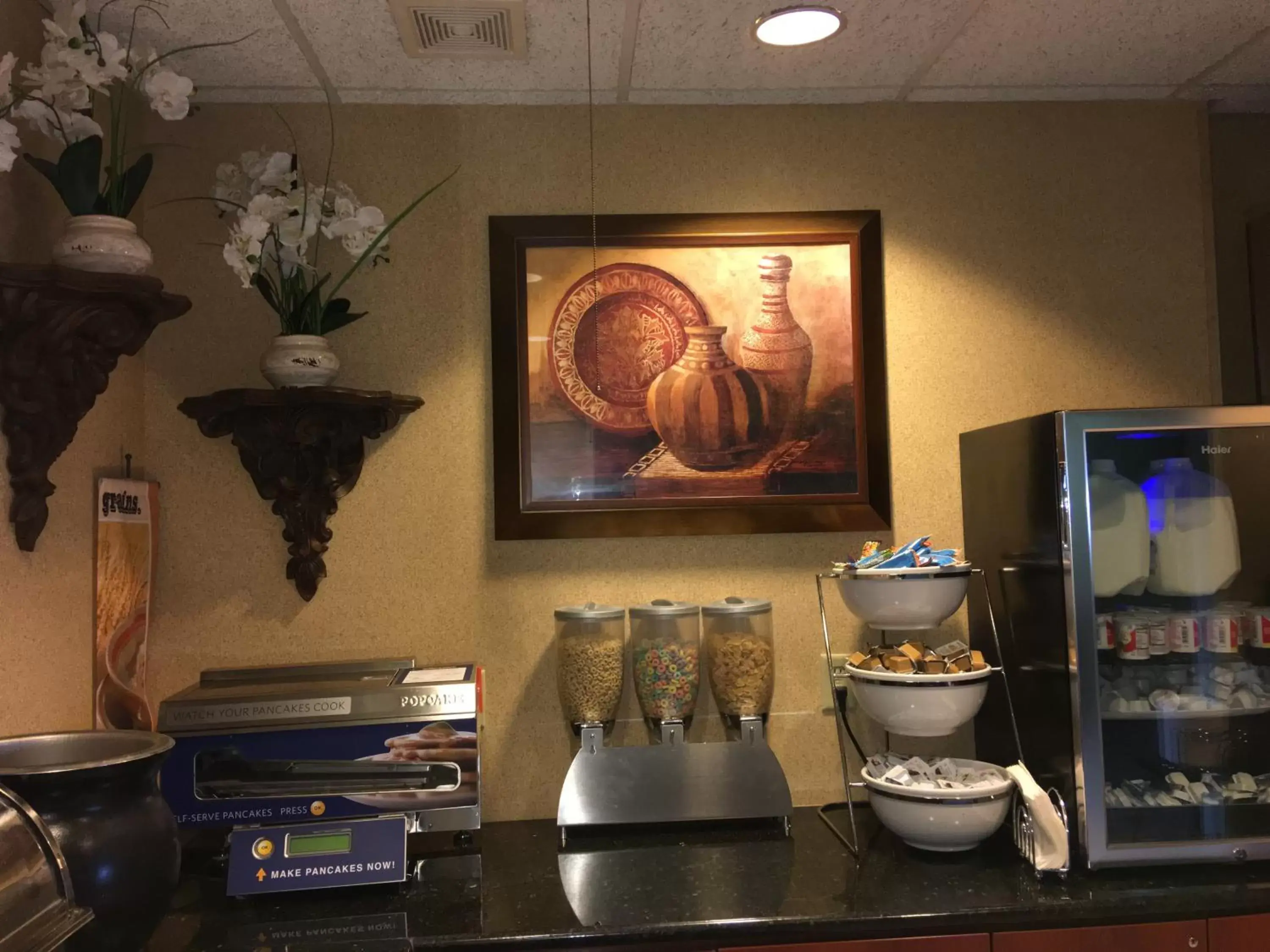 Continental breakfast in Microtel Inn & Suites by Wyndham Indianapolis Airport