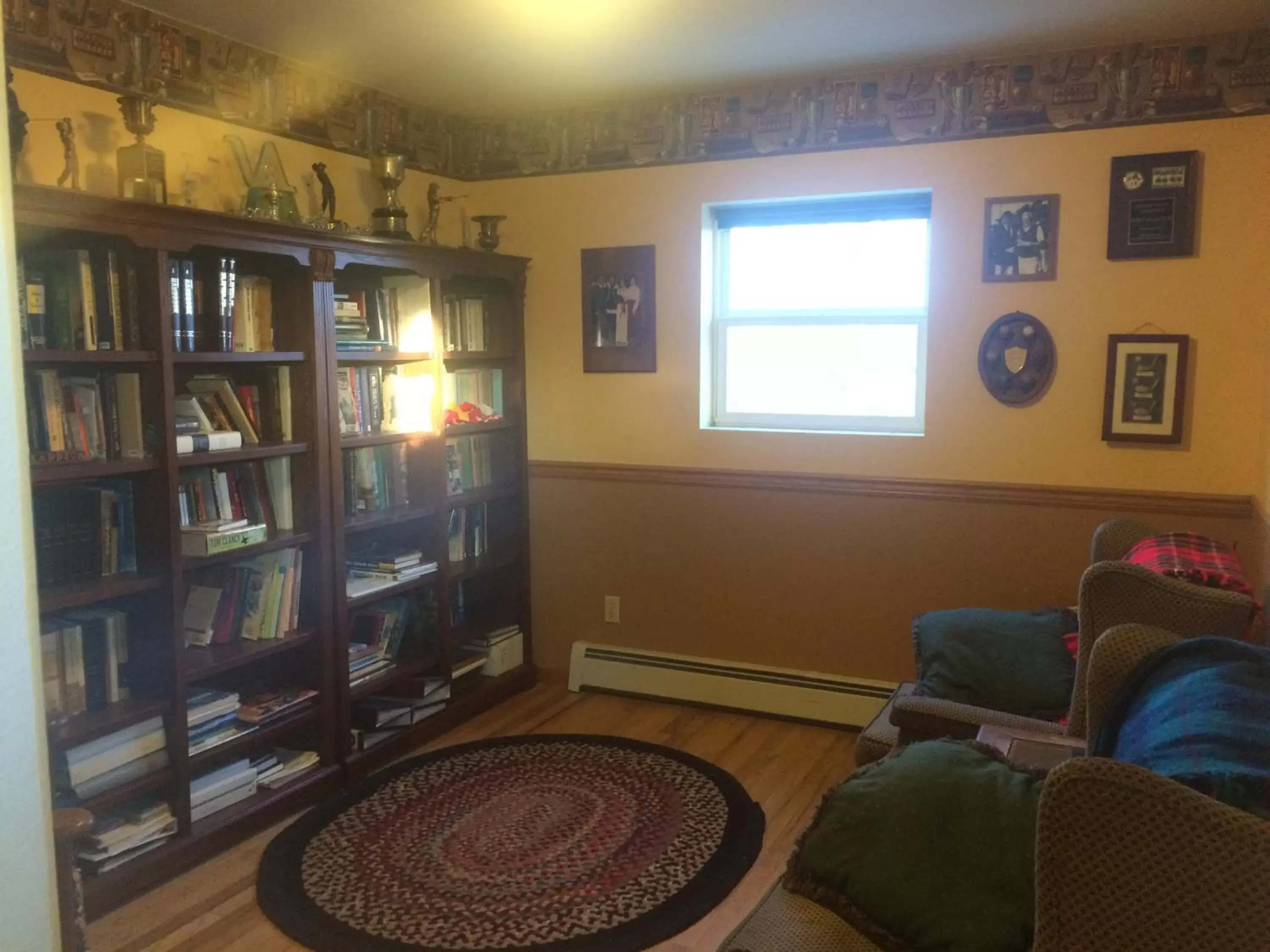 Library in Fishhook Sunrise B&B