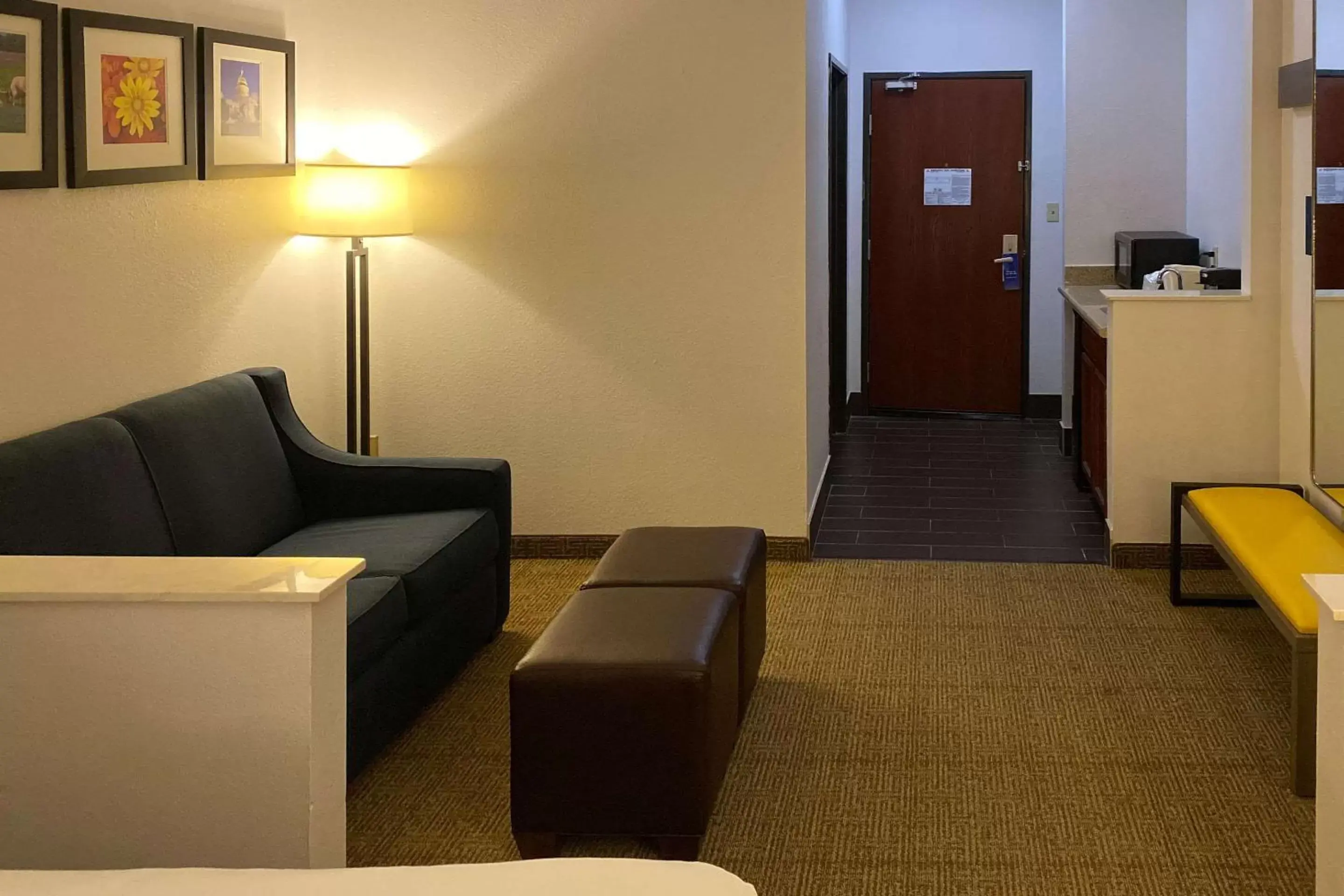 Bedroom, Seating Area in Comfort Suites Round Rock - Austin North I-35