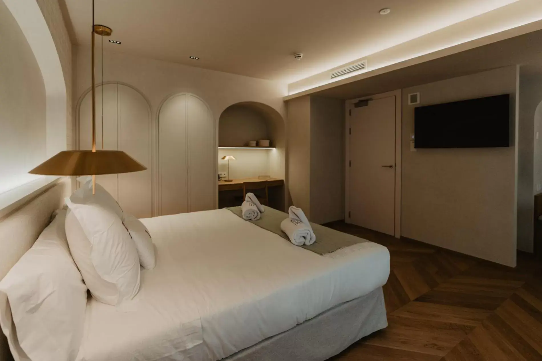 TV and multimedia, Bed in Hotel Boutique Petit Luxe