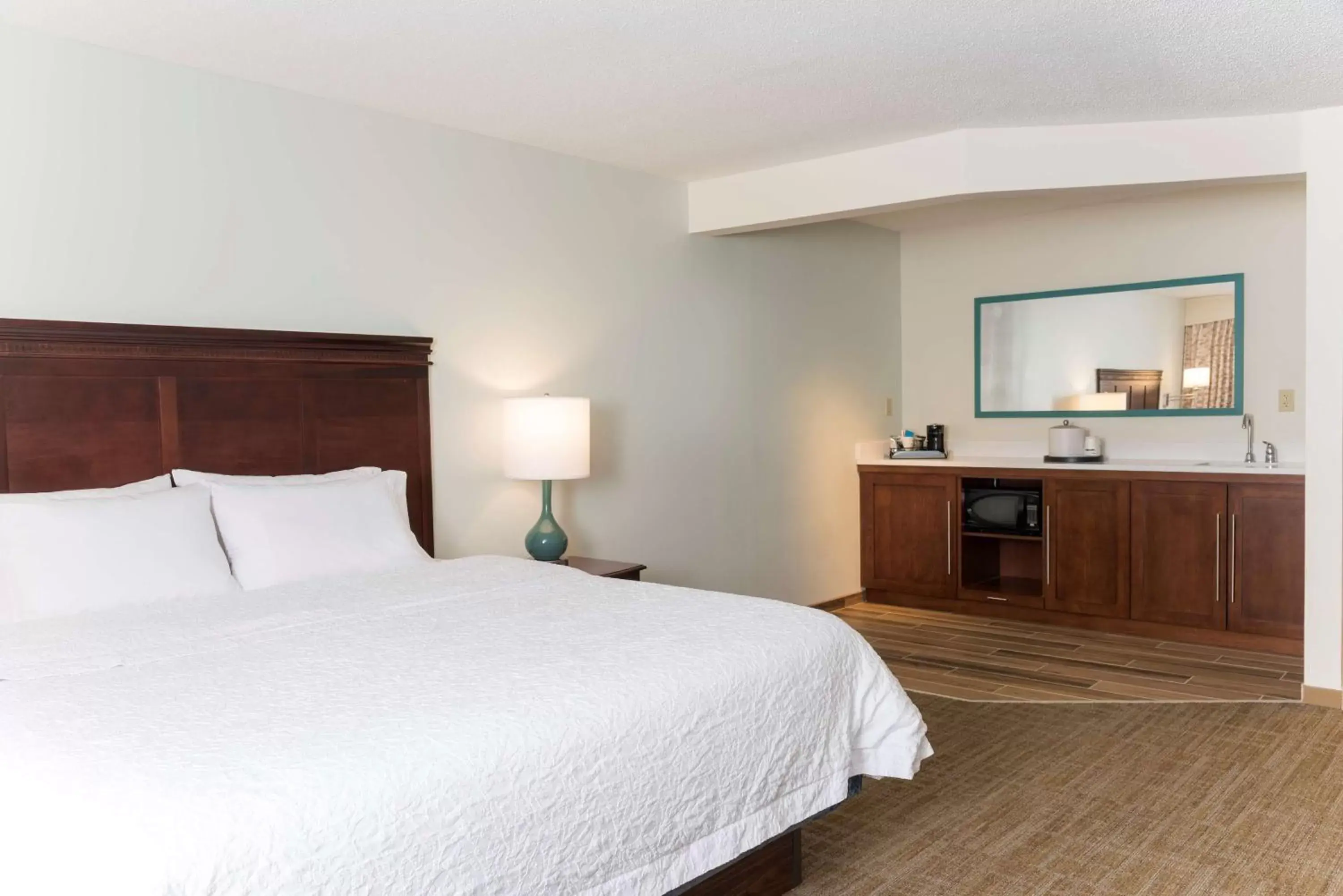 Kitchen or kitchenette, Bed in Hampton Inn East Lansing