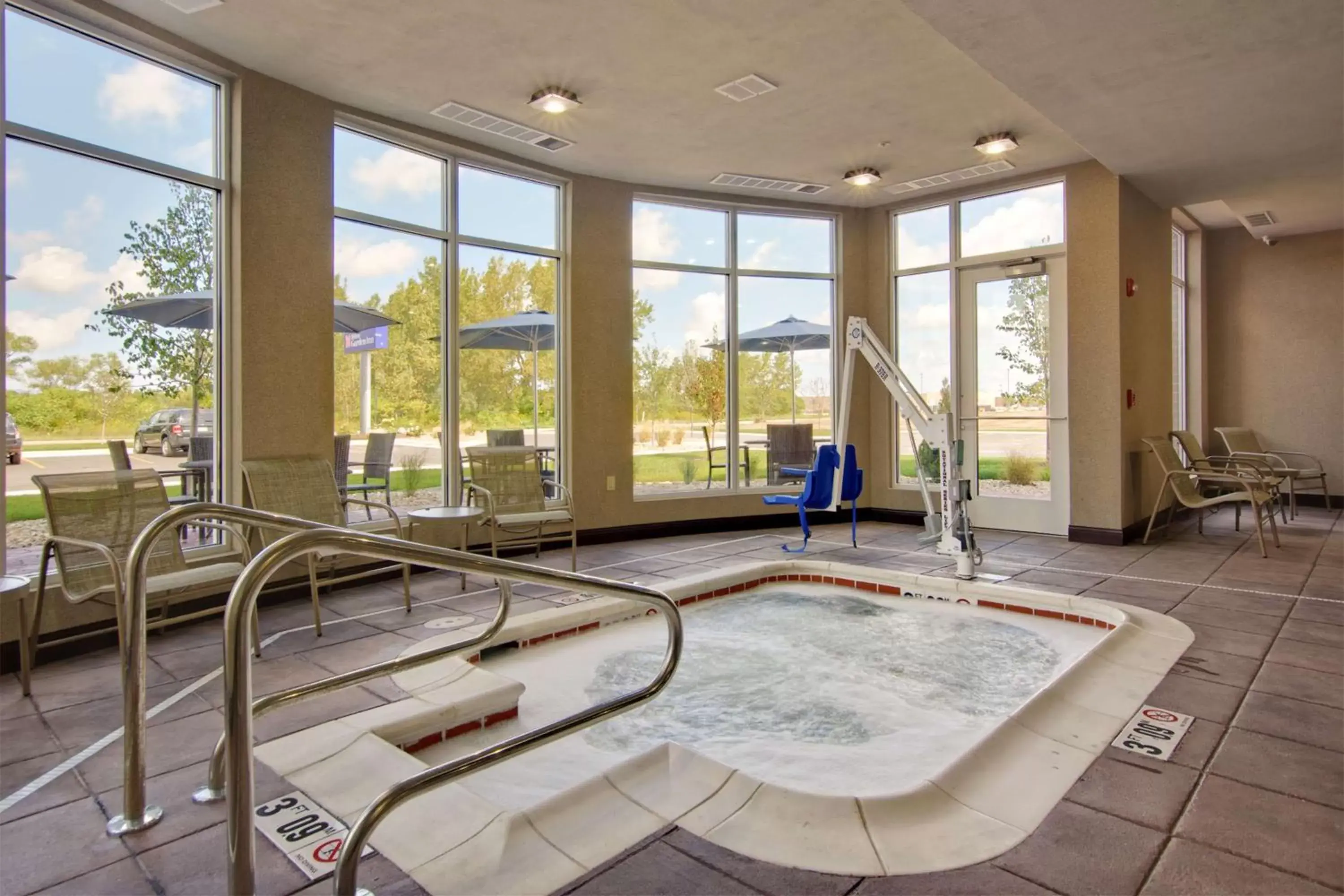 Hot Tub, Swimming Pool in Hilton Garden Inn Benton Harbor