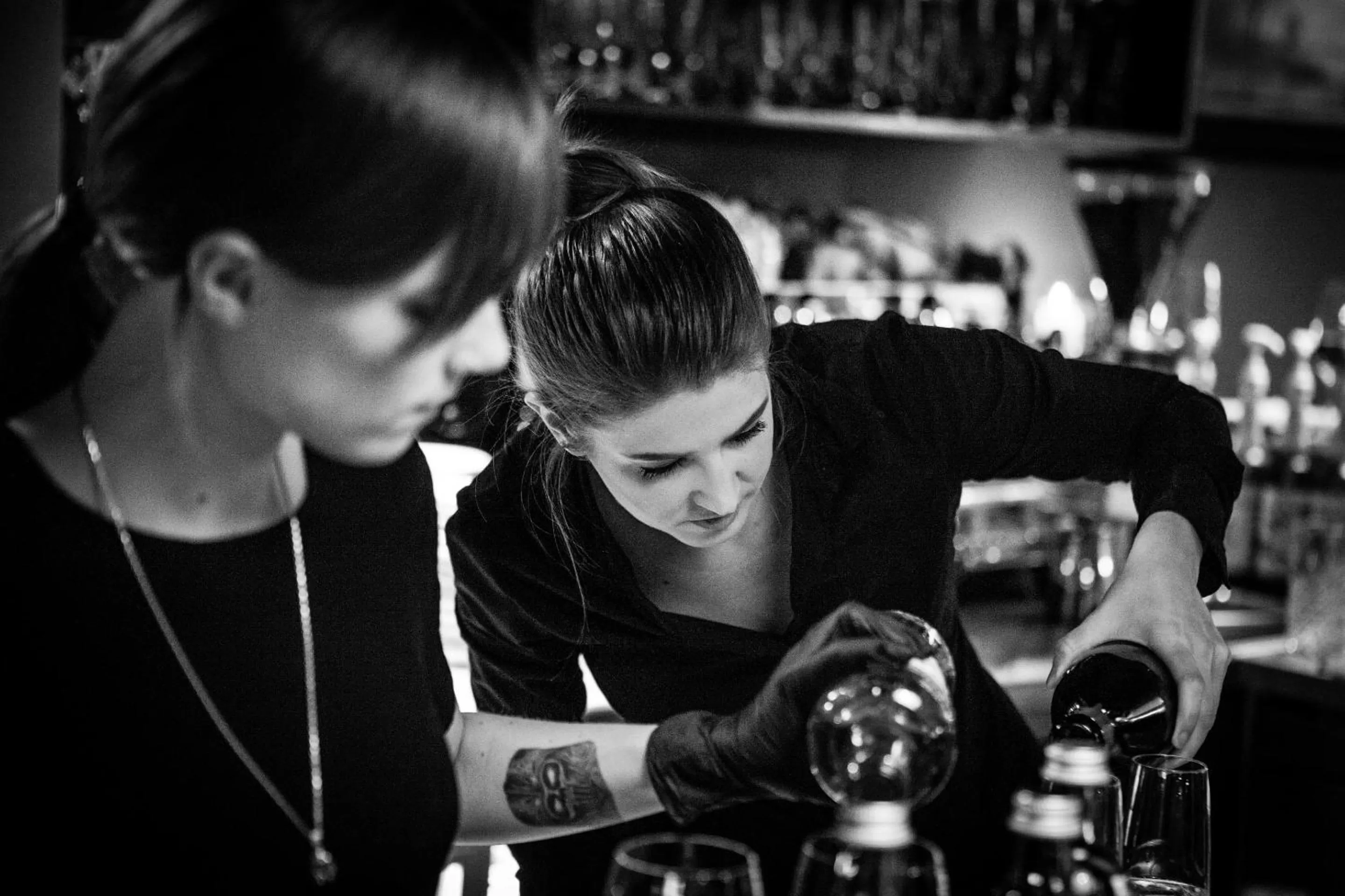 People in Hafen 17 Hotel Küche Bar