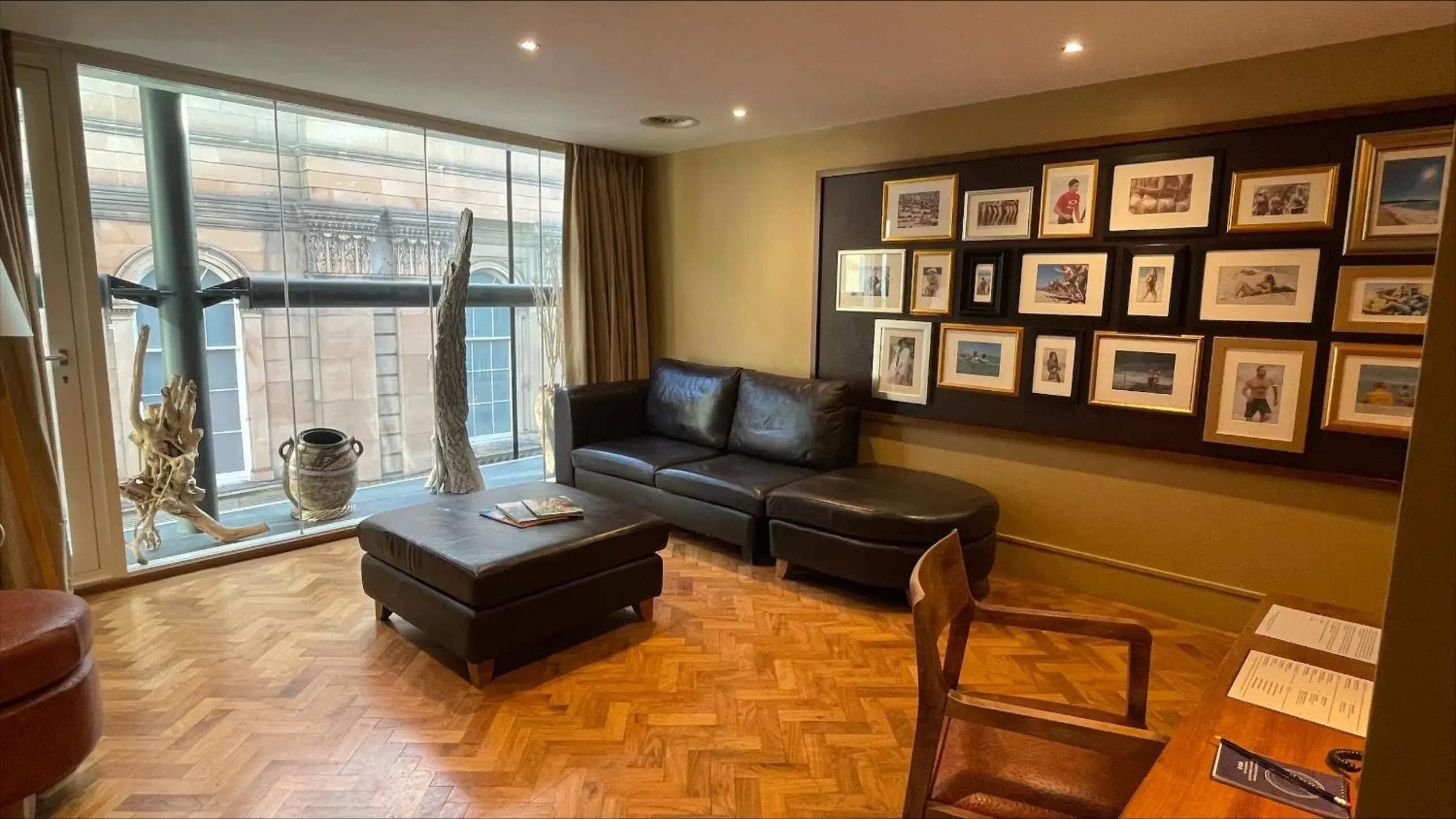 Bedroom, Seating Area in Le Monde Hotel