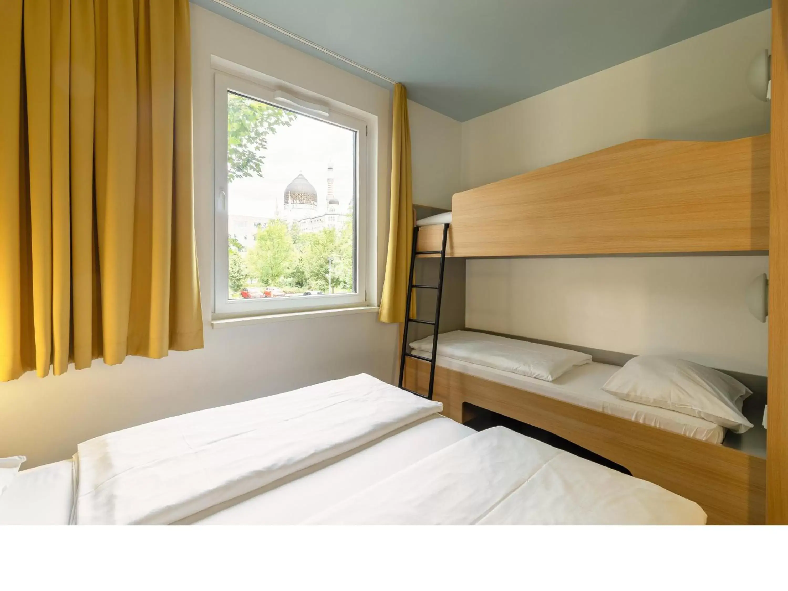 Photo of the whole room, Bunk Bed in B&B Hotel Dresden