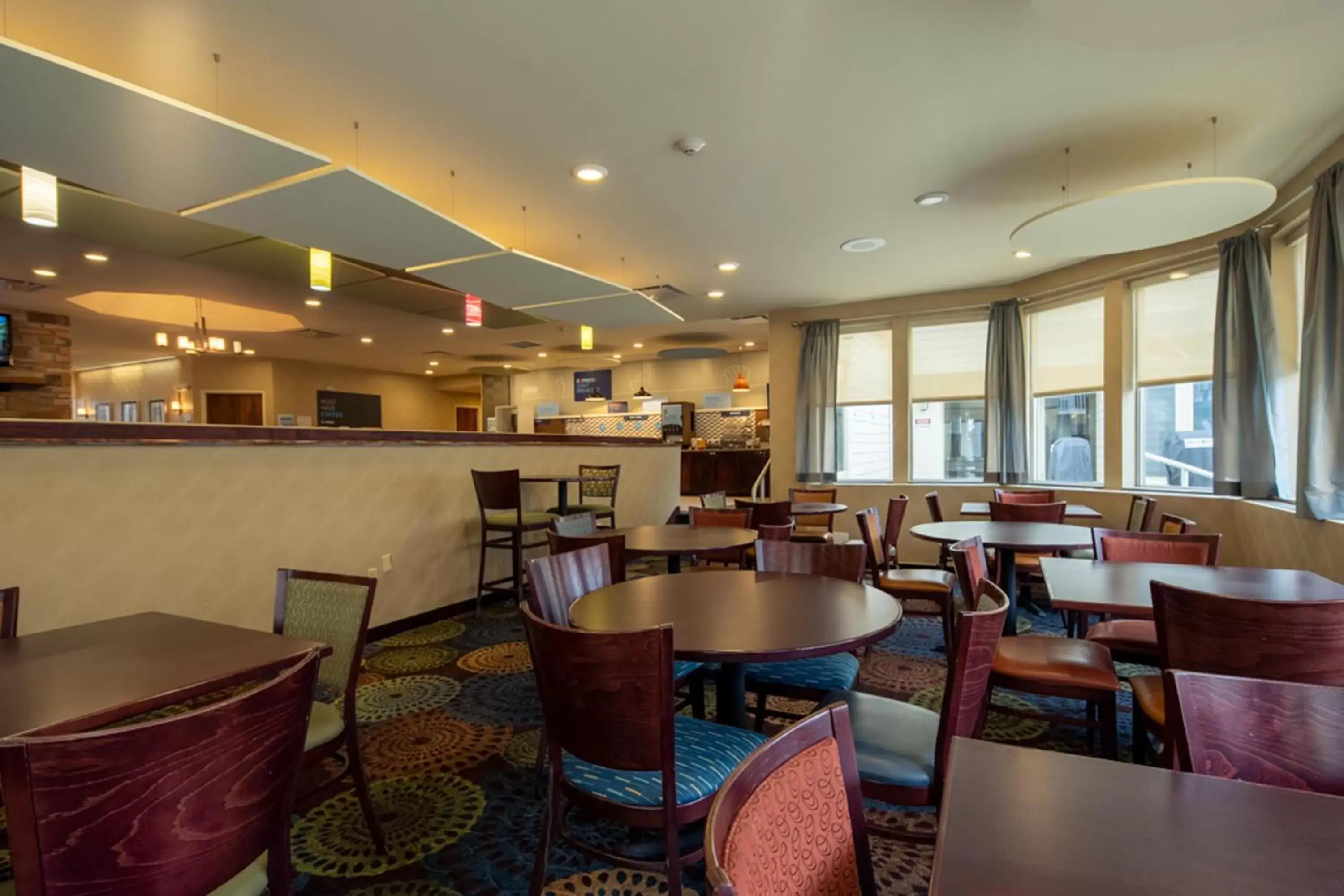 Breakfast, Restaurant/Places to Eat in Holiday Inn Express Hotel & Suites Pittsburgh Airport, an IHG Hotel