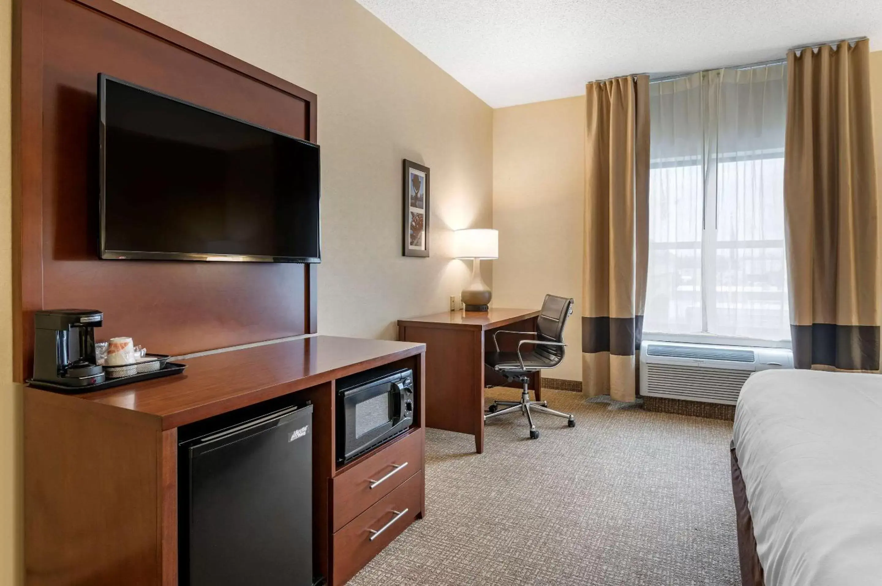 Photo of the whole room, TV/Entertainment Center in Comfort Inn Southwest Louisville