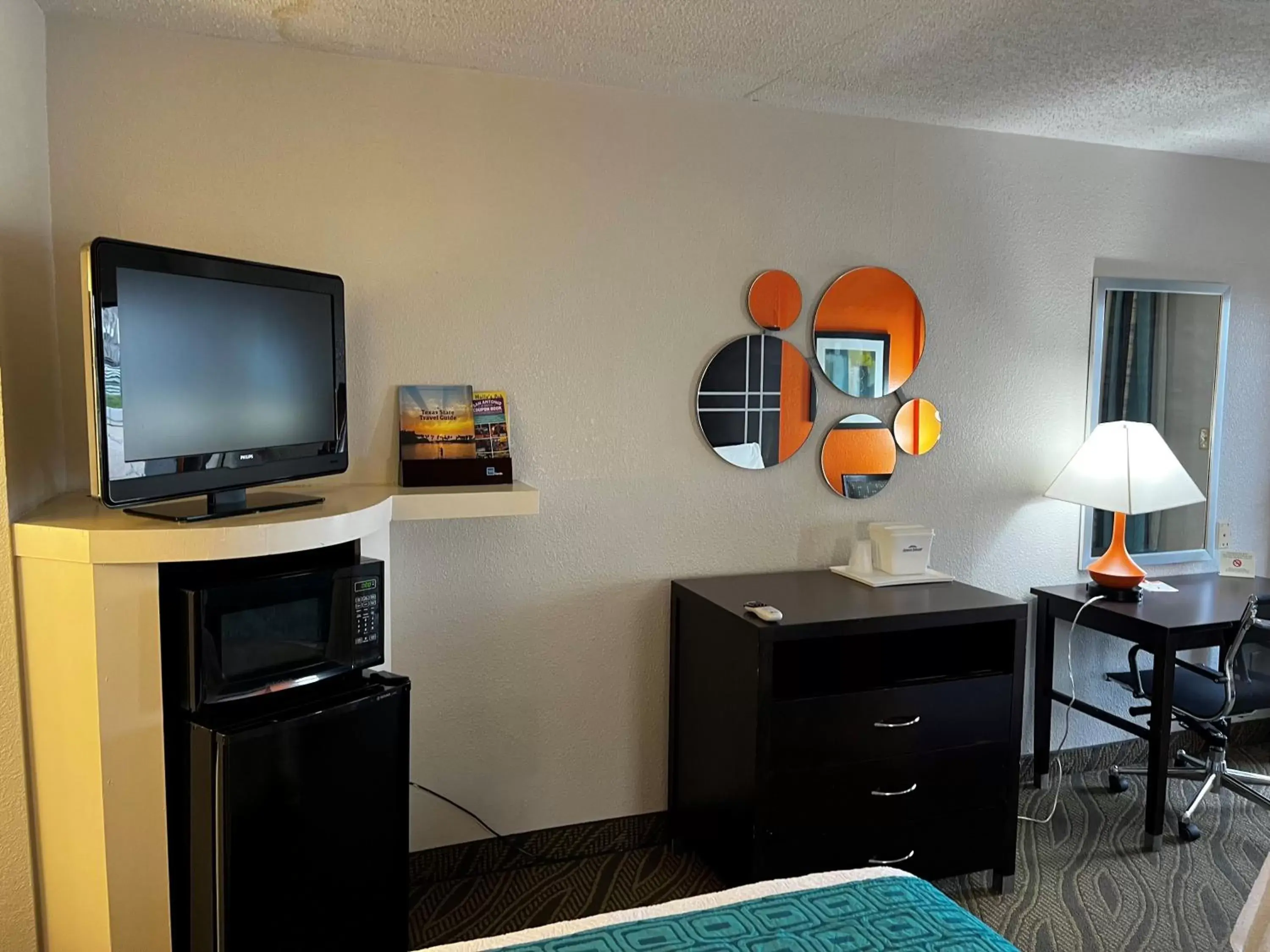 TV and multimedia, TV/Entertainment Center in Howard Johnson Houston Heights - Downtown