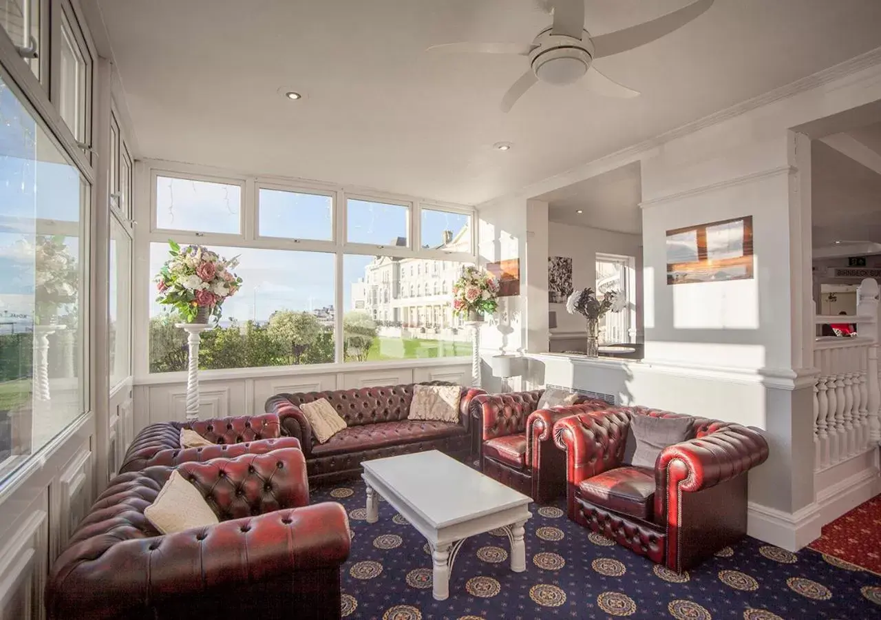 Lounge or bar, Seating Area in The Royal Hotel