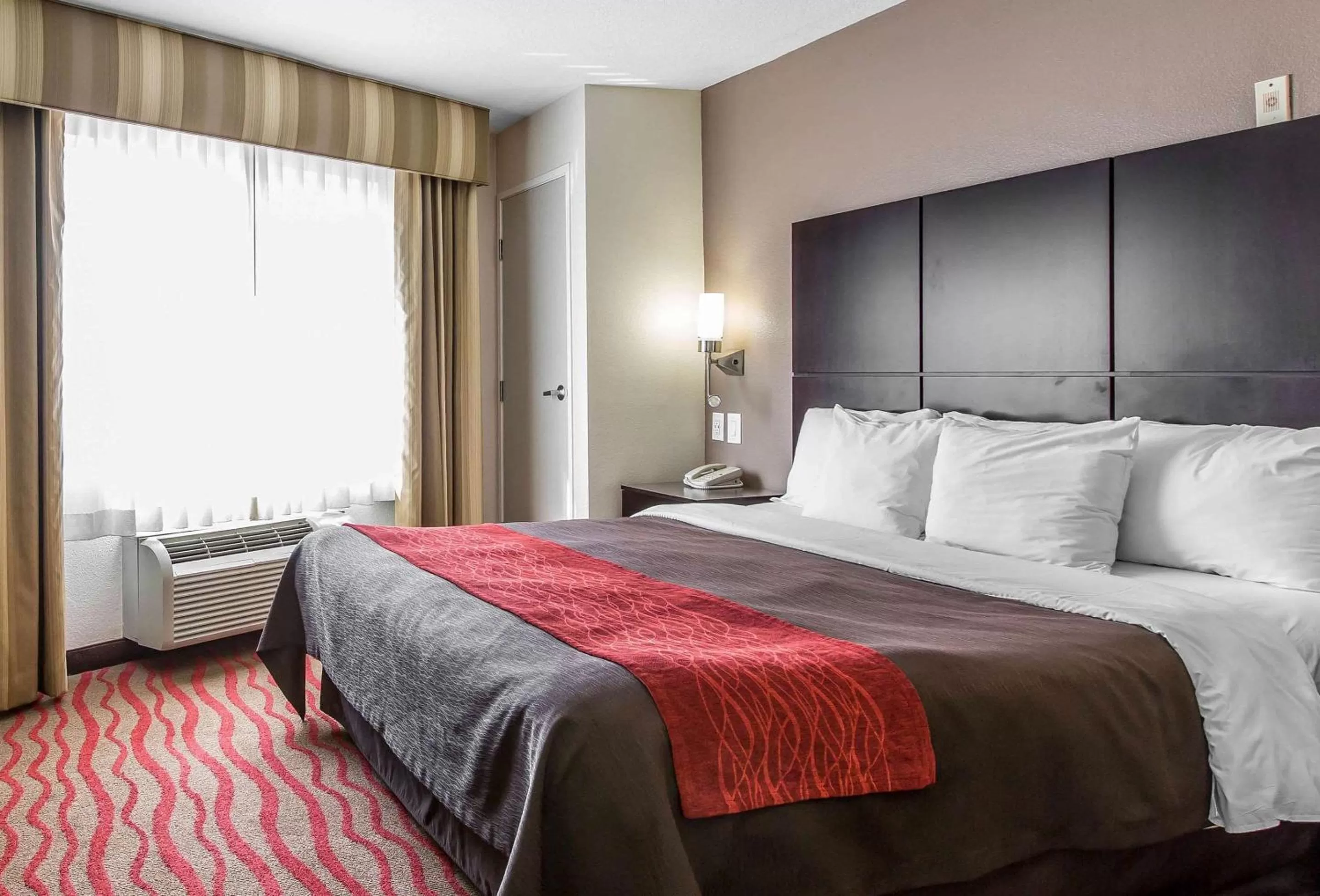 Photo of the whole room, Bed in Comfort Inn Los Angeles near Hollywood