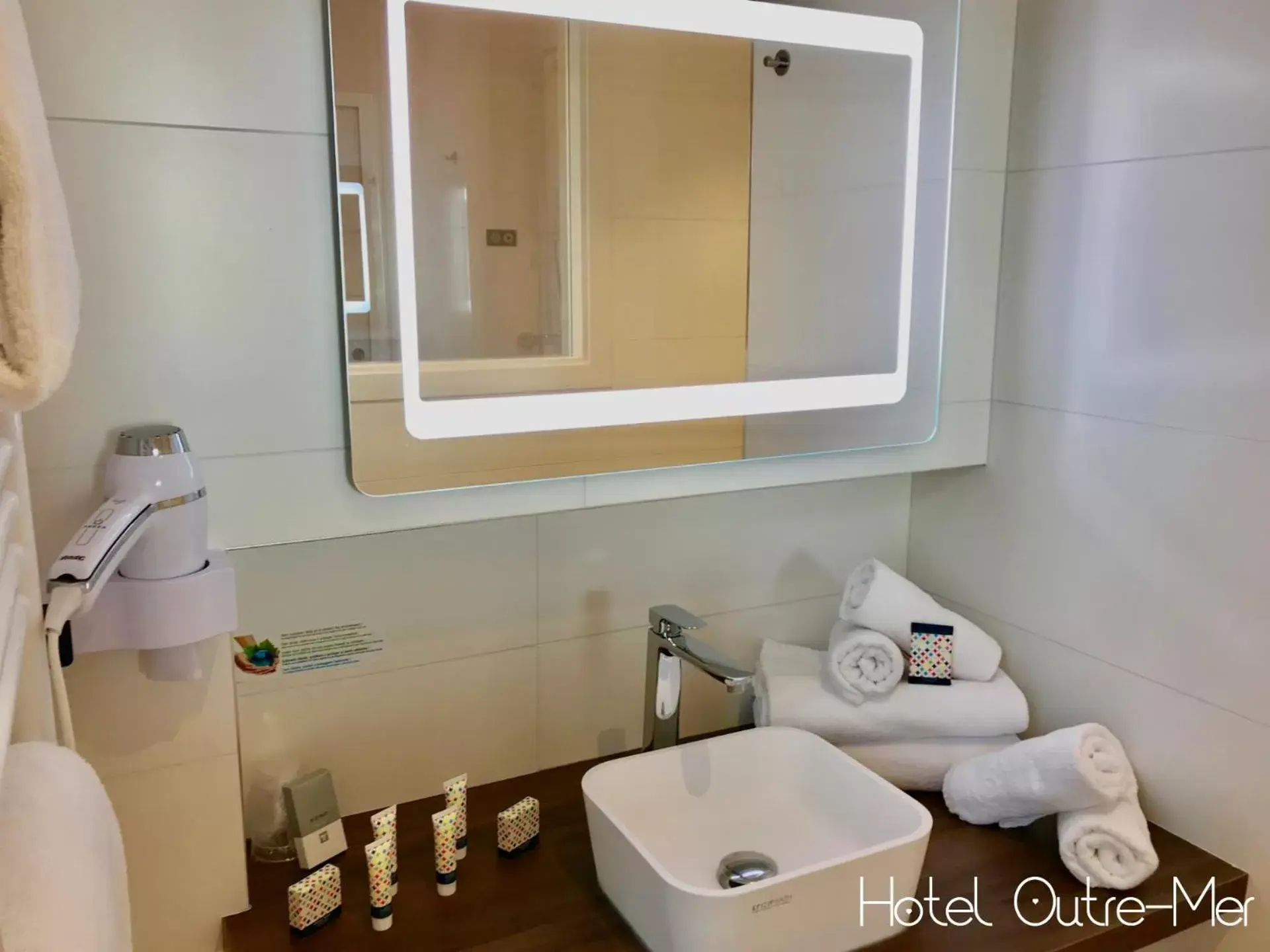 Shower, Bathroom in Hôtel Outre-Mer - Villa Le Couchant