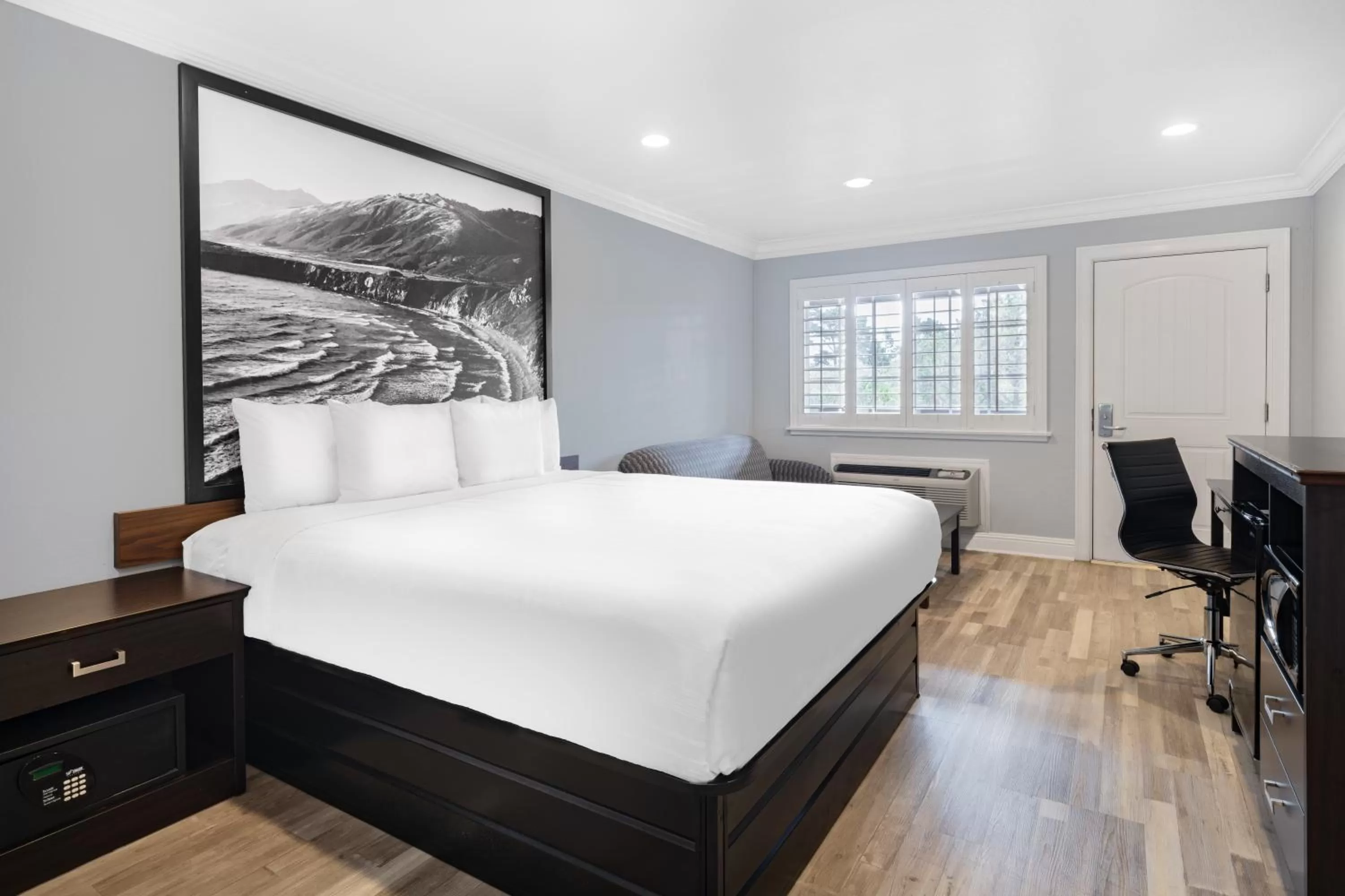 Photo of the whole room, Bed in Aura Inn Monterey