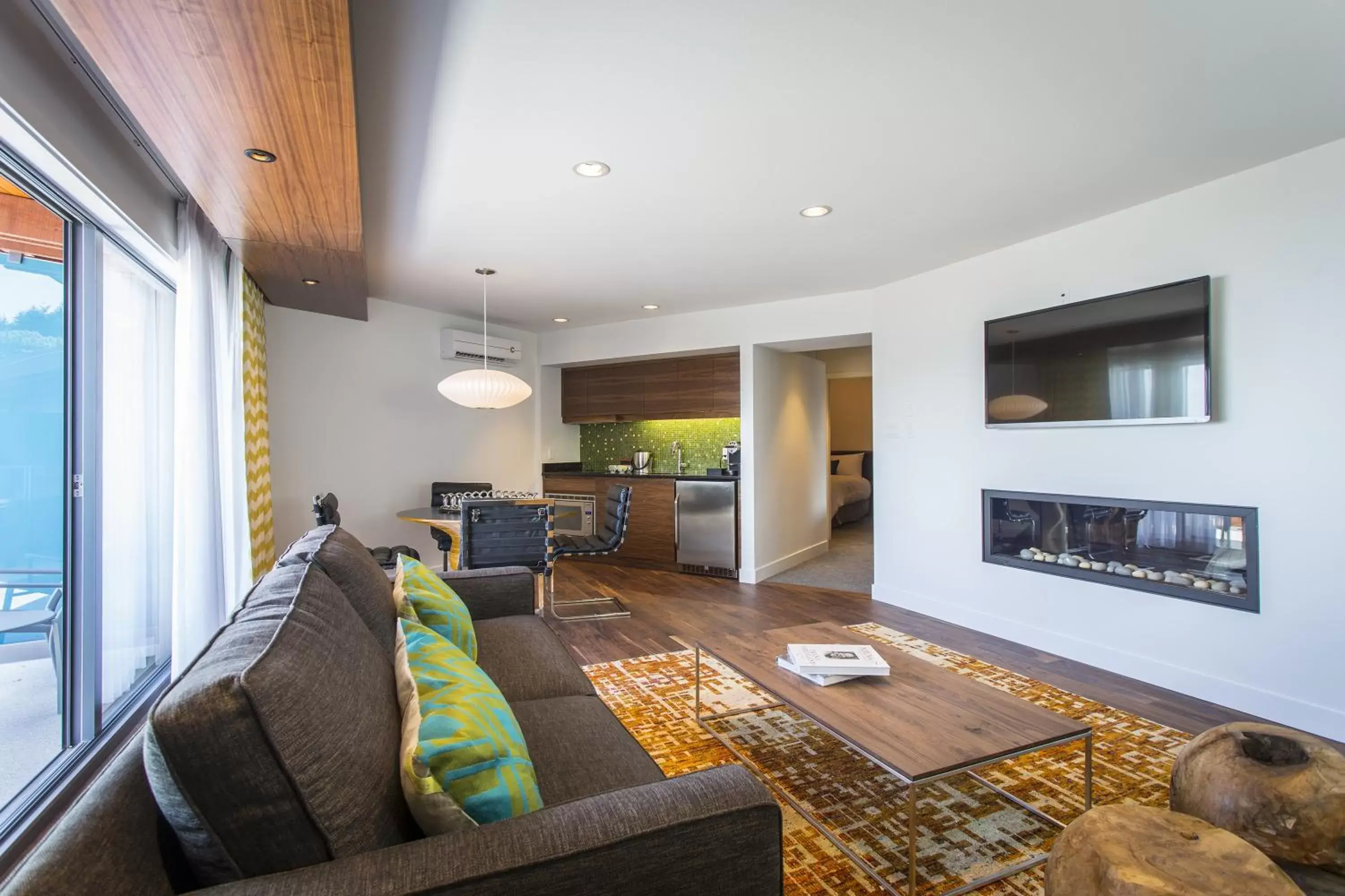 TV and multimedia, Seating Area in Qualicum Beach Inn