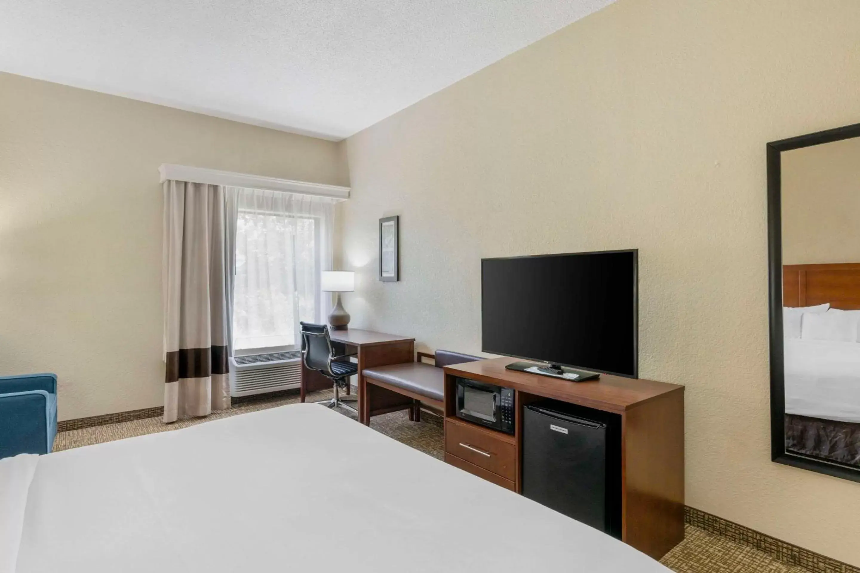 Bedroom, TV/Entertainment Center in Comfort Inn & Suites La Grange