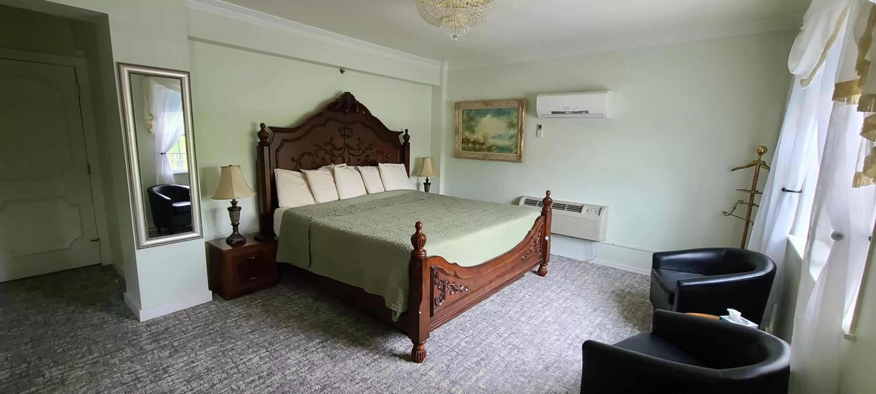 Photo of the whole room in Lowell Inn