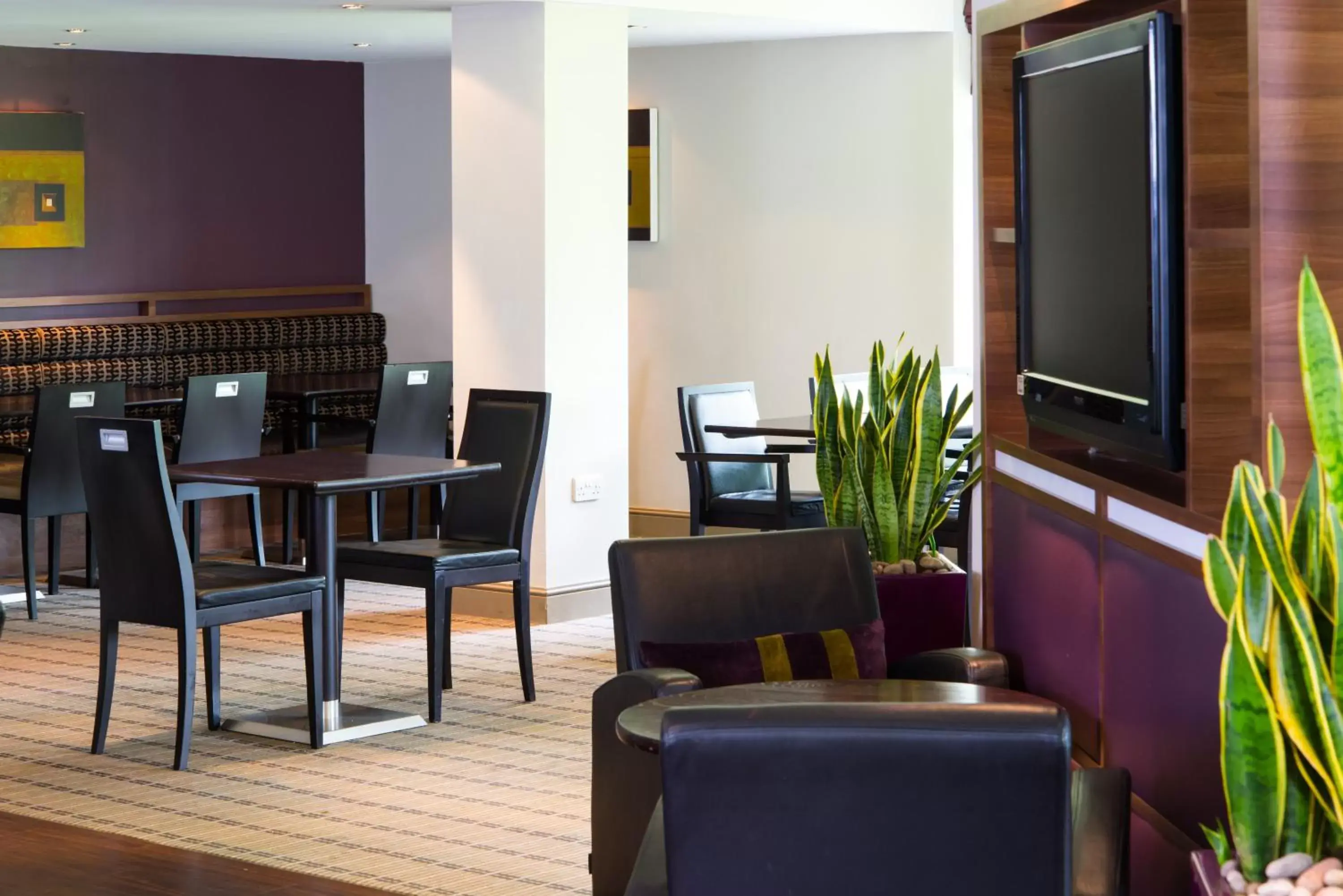Restaurant/places to eat, Lounge/Bar in Holiday Inn Express Stirling, an IHG Hotel