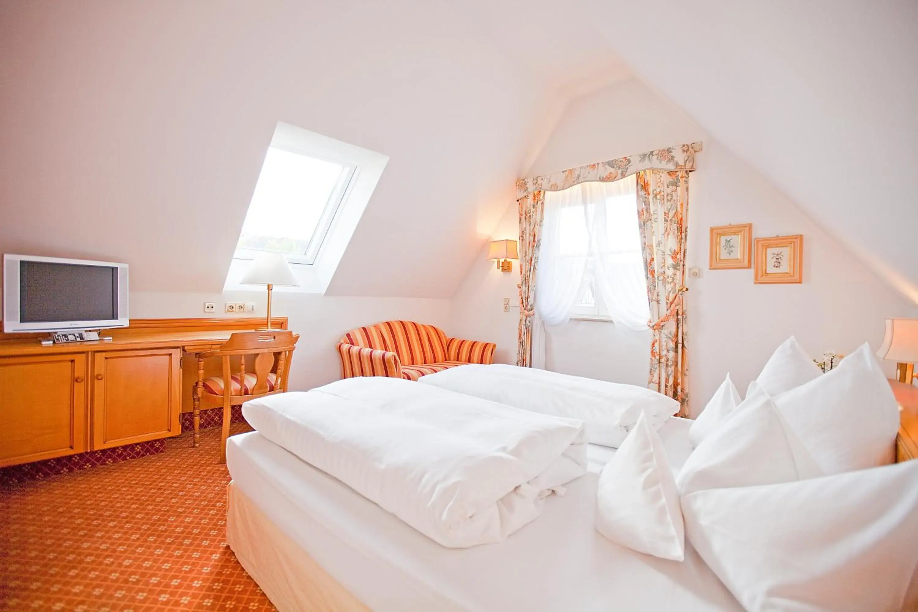 Bedroom, Bed in Hotel Krone