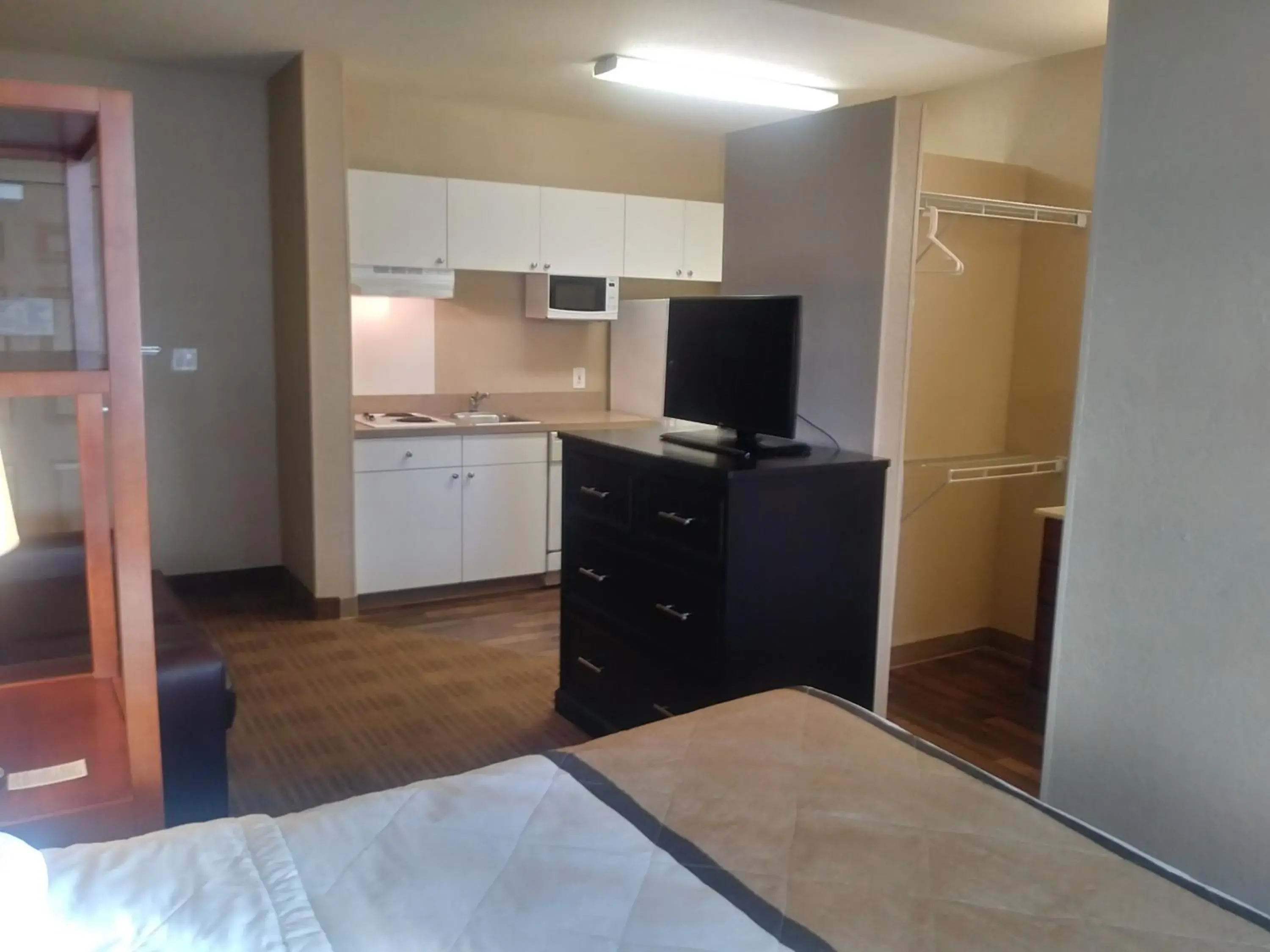 Bed, Kitchen/Kitchenette in Extended Stay America Suites - Raleigh - RTP - 4919 Miami Blvd