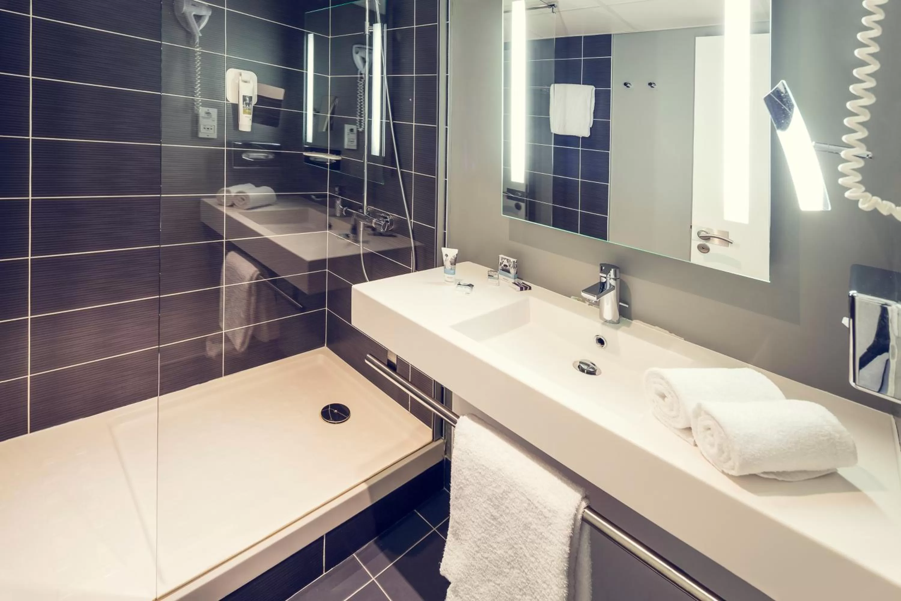 Bathroom in Mercure Compiègne Sud