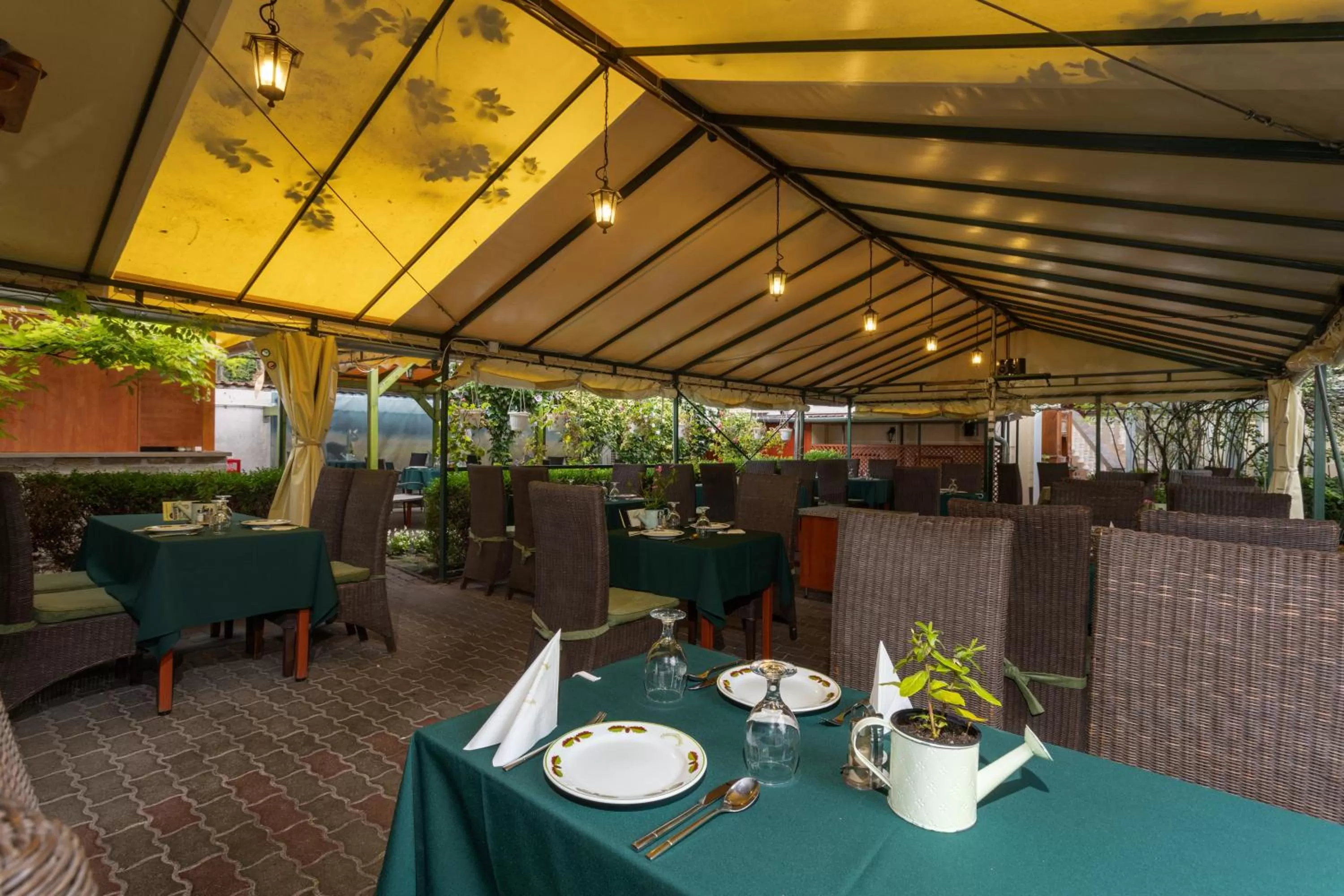 Restaurant/places to eat in Illés Hotel