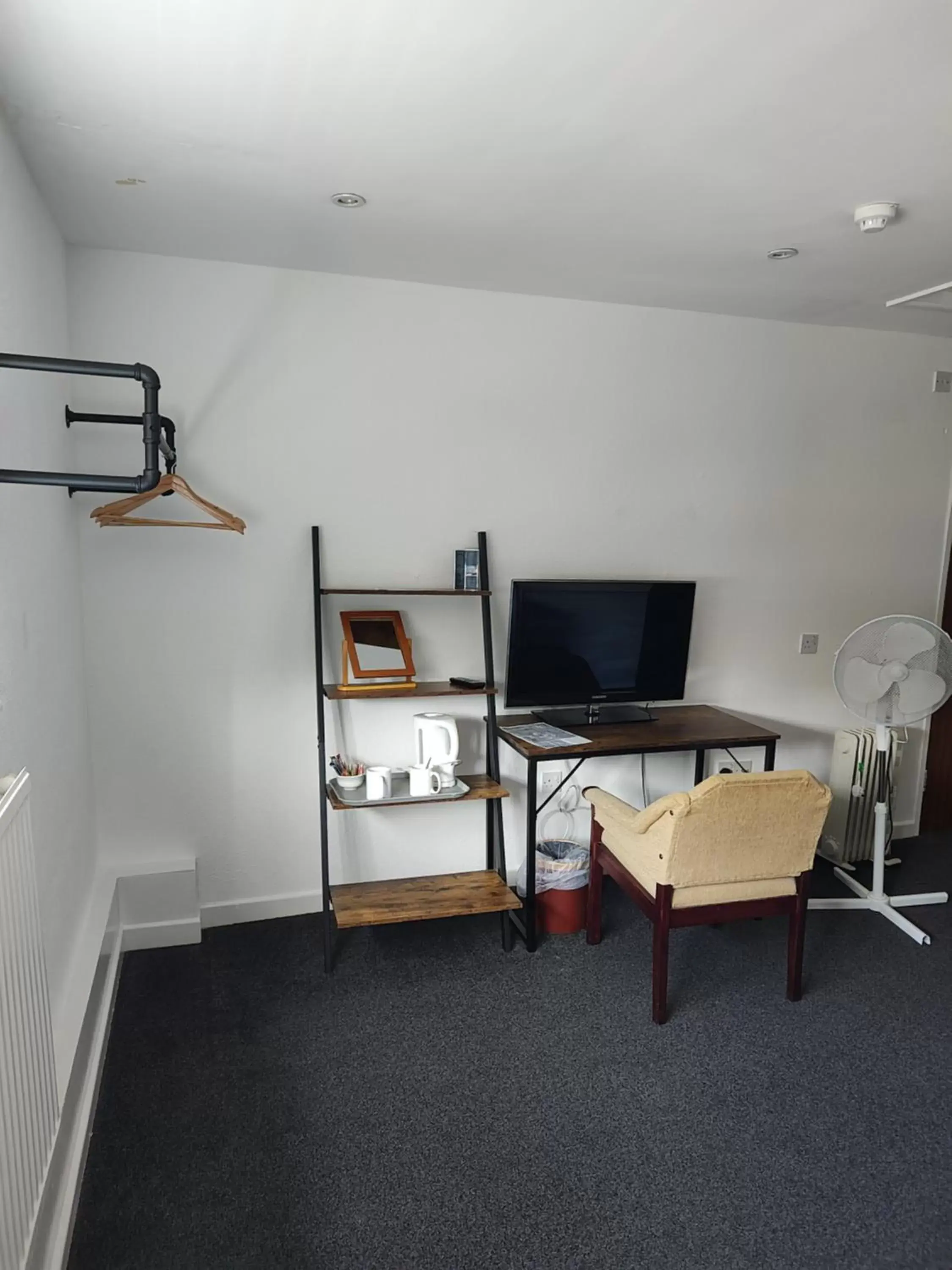 Bedroom, TV/Entertainment Center in The Northwick Arms Hotel