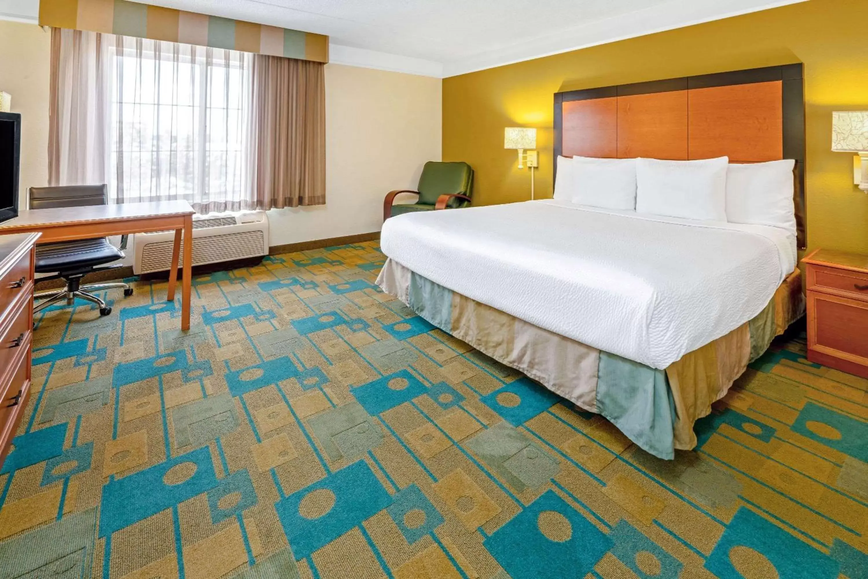 Photo of the whole room, Bed in La Quinta by Wyndham Salt Lake City Airport