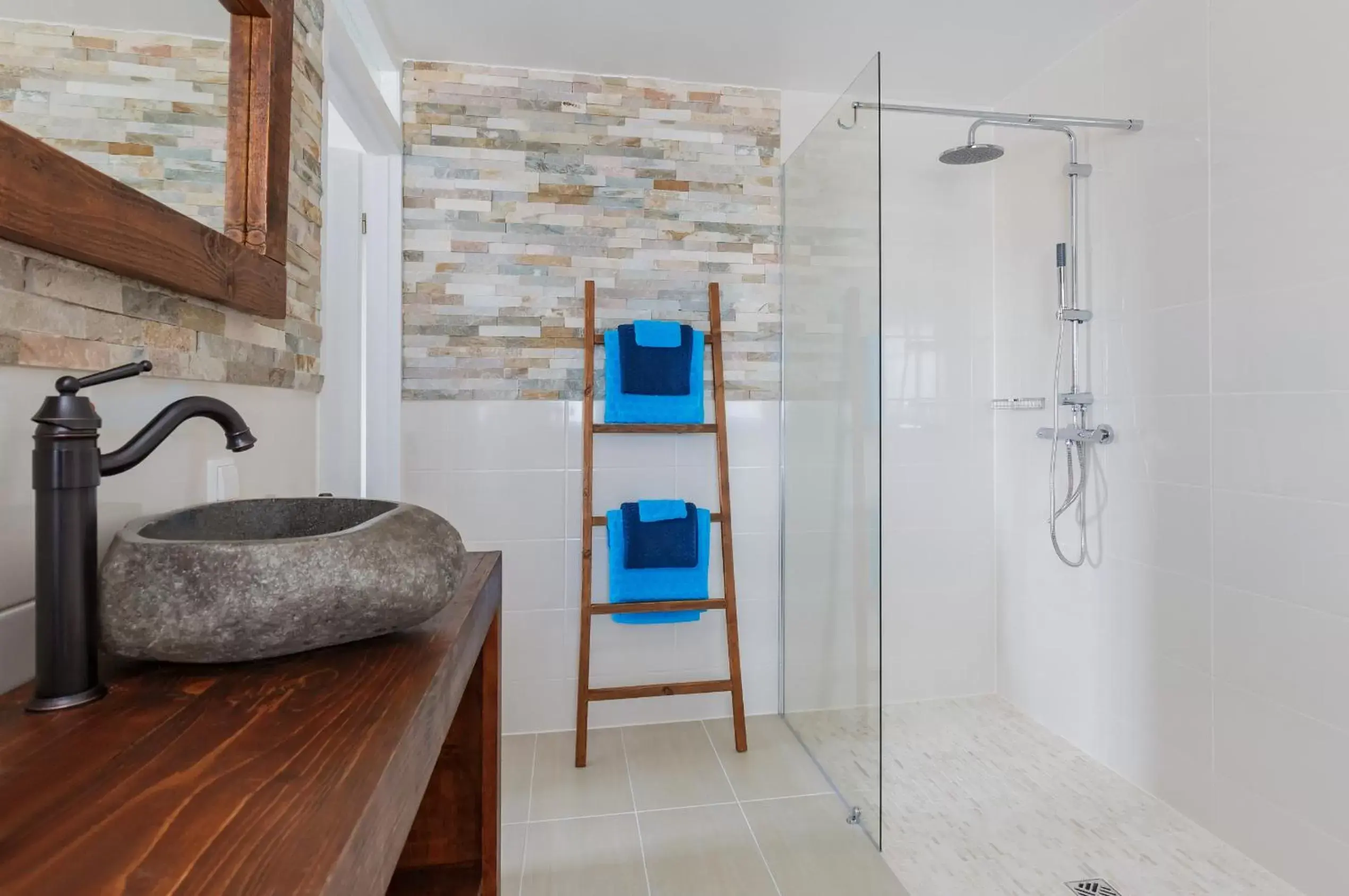 Shower, Bathroom in Wellness Bed & Breakfast Pergamo