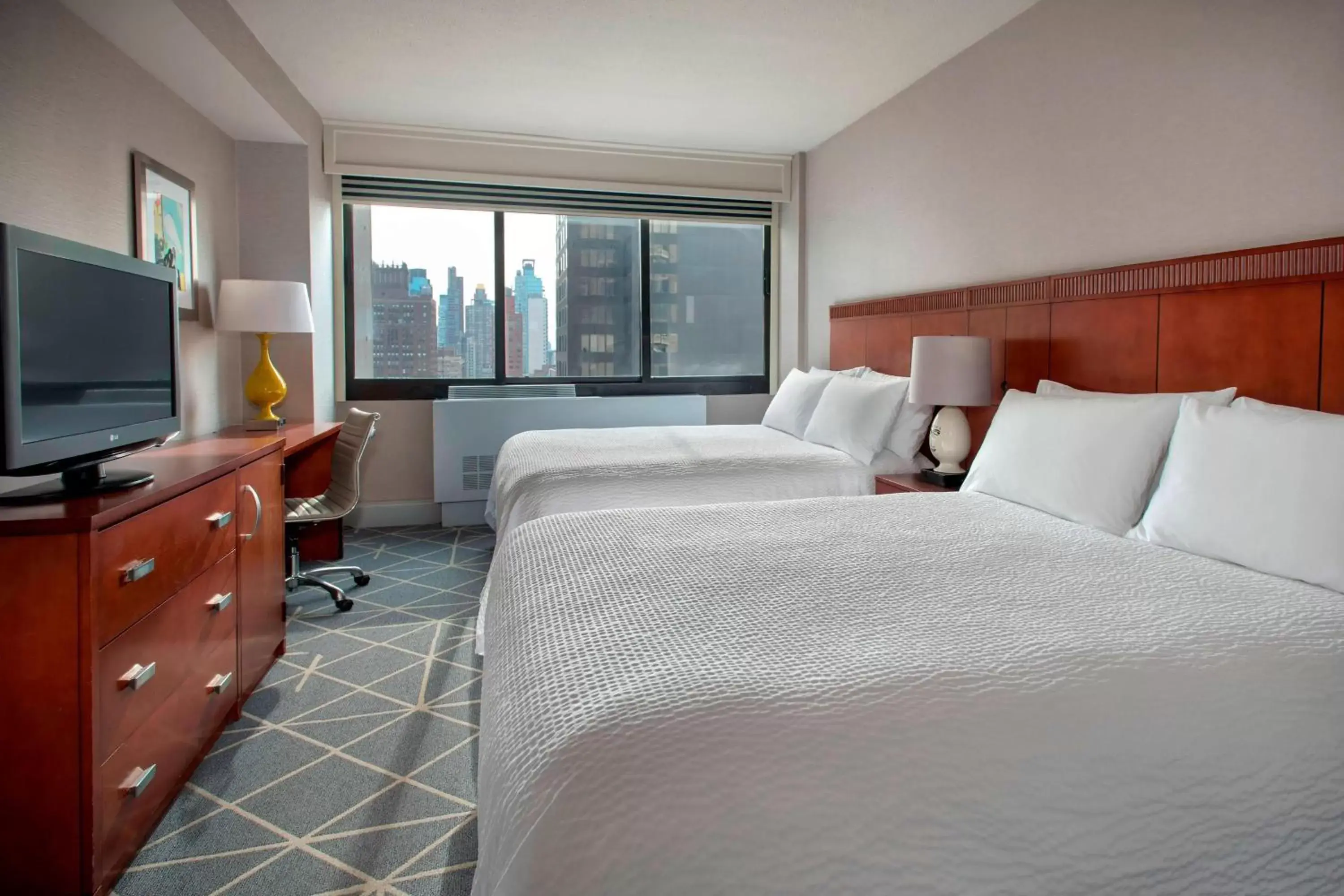Photo of the whole room, Bed in Courtyard by Marriott New York Manhattan/ Fifth Avenue