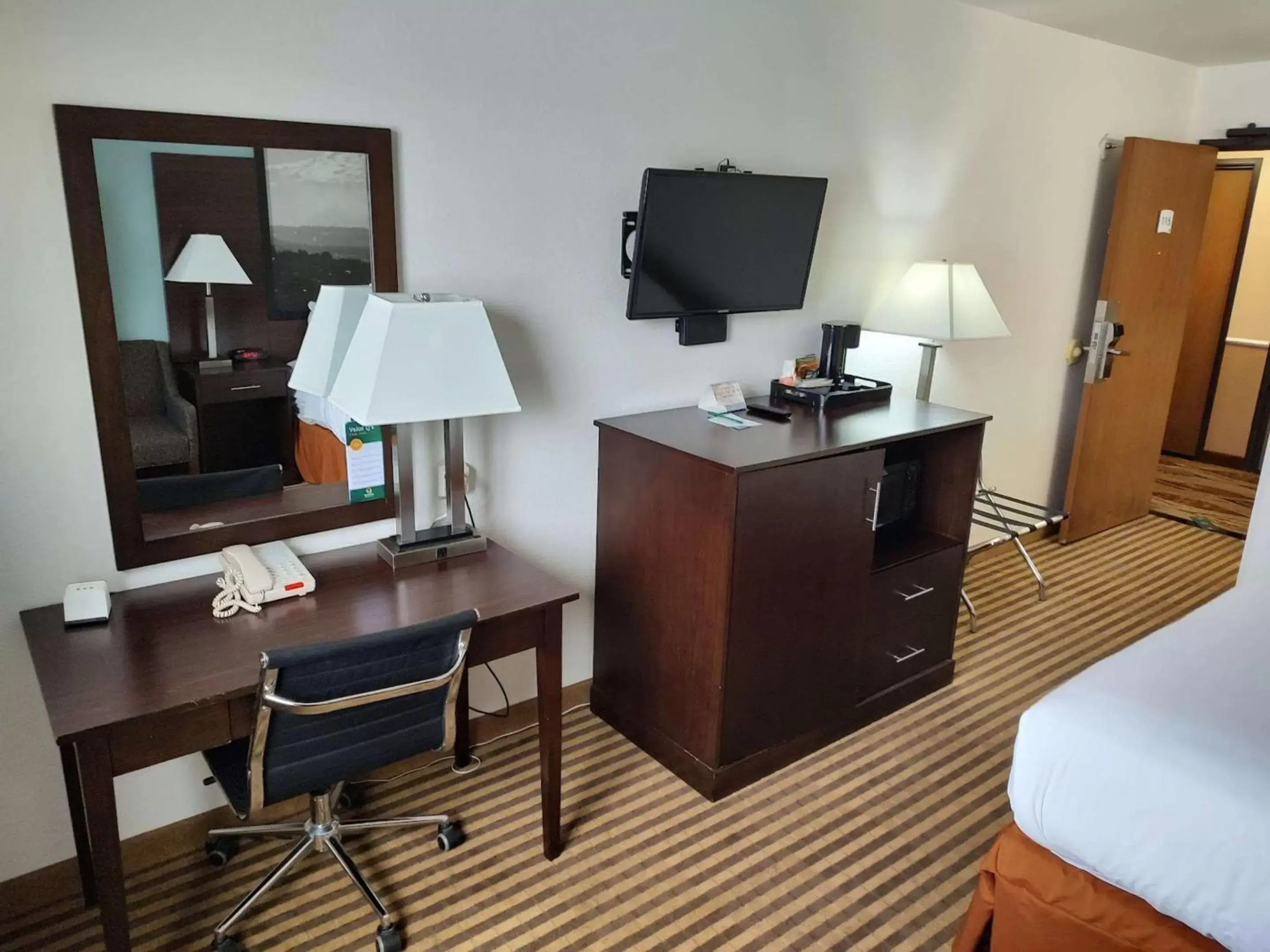 Bedroom, Bed in Quality Inn Wenatchee near Leavenworth Bedroom, Bed in Quality Inn Wenatchee near Leavenworth