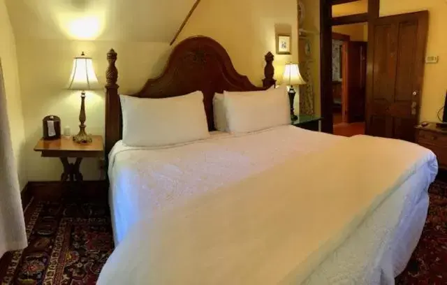 Bed in Cedar Crest Inn