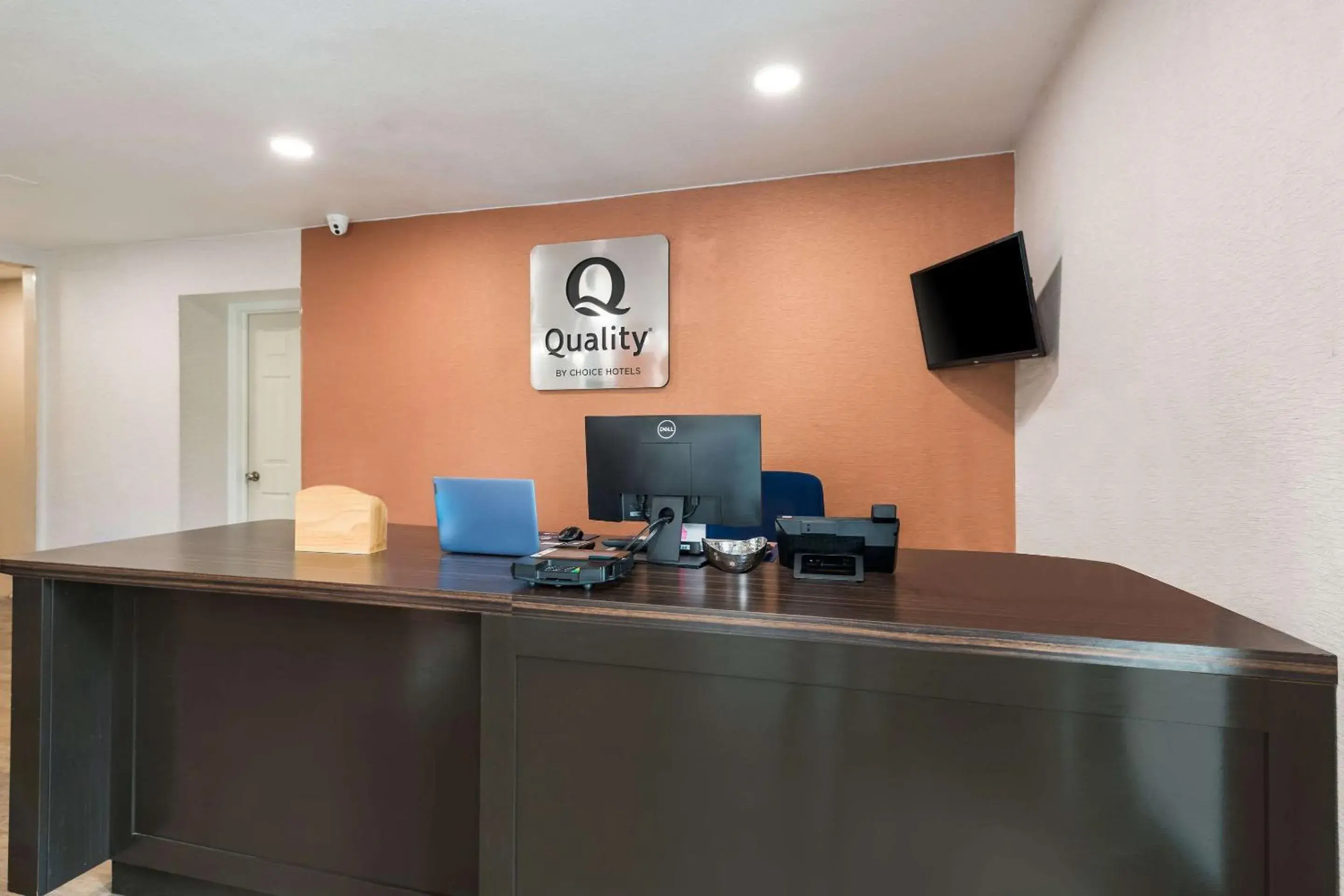 Lobby or reception, TV/Entertainment Center in Quality Inn