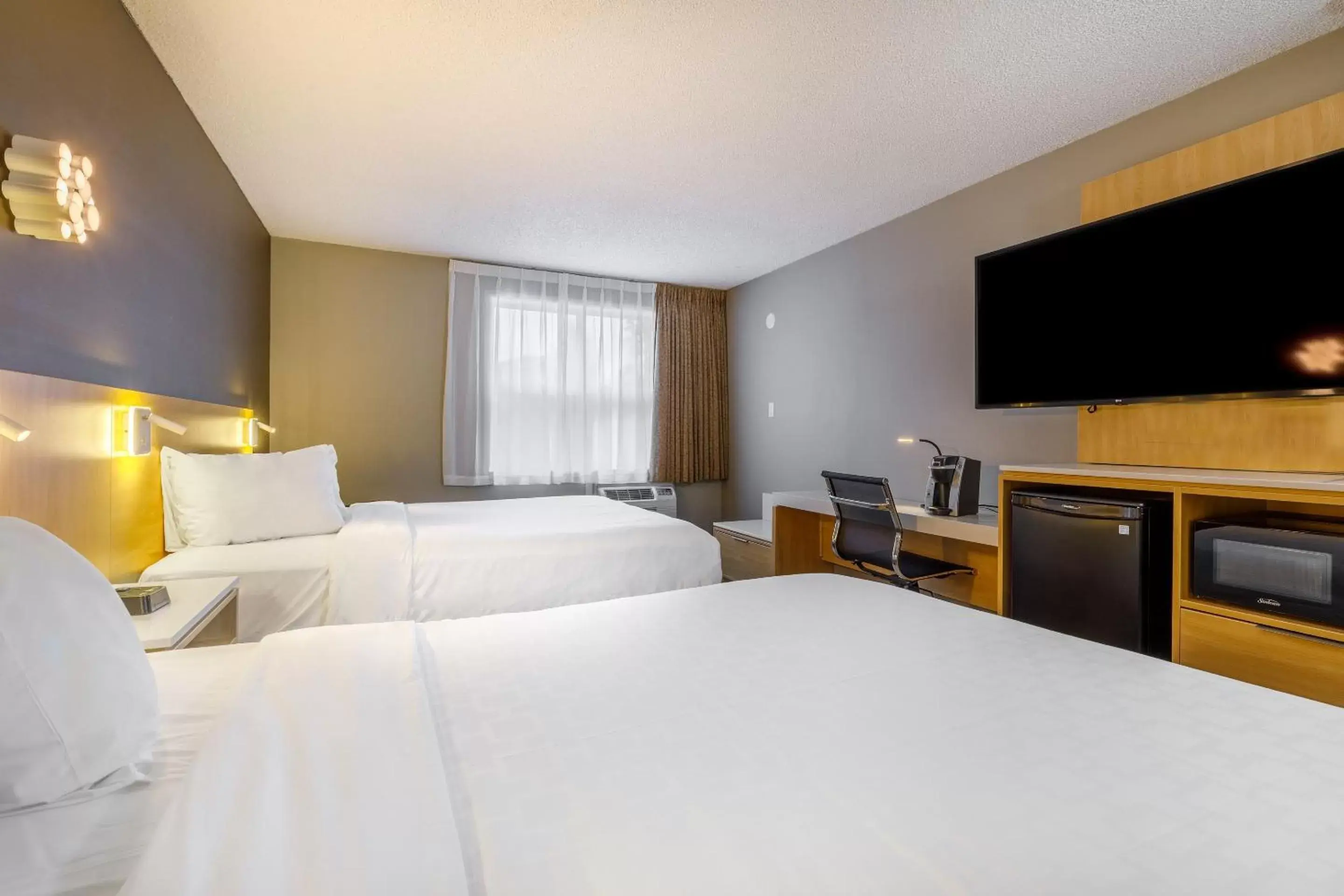 Bed in Clarion Pointe Quebec Airport Bed in Clarion Pointe Quebec Airport