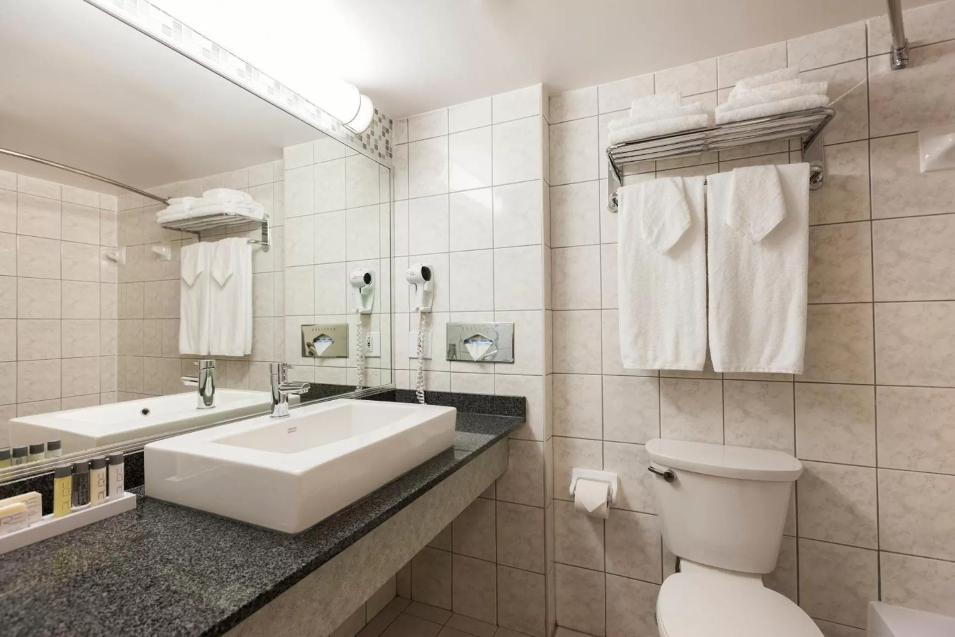 Bathroom in Hotel Espresso Montreal Centre-Ville / Downtown