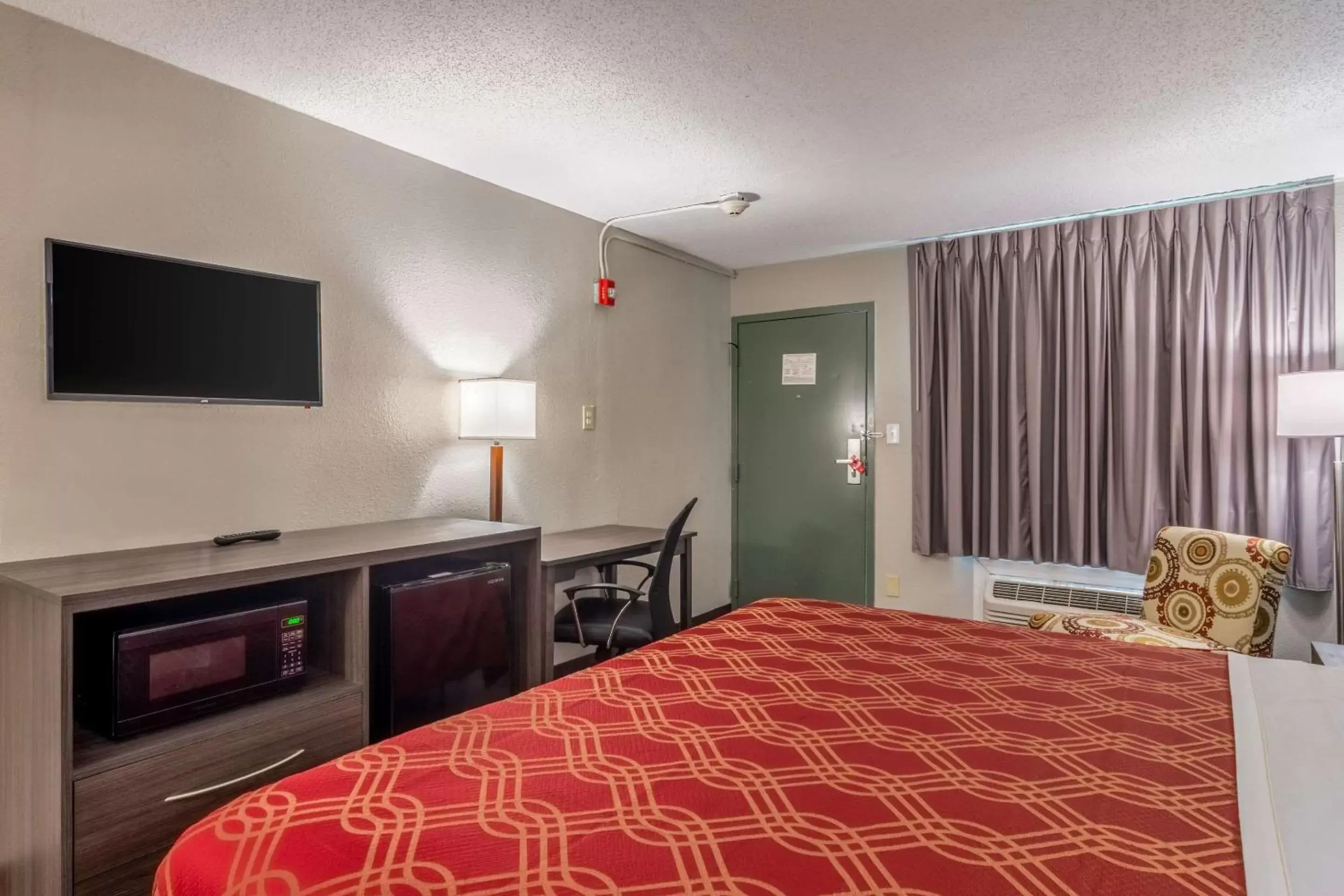 Photo of the whole room, Bed in Econo Lodge East Ridge - Chattanooga