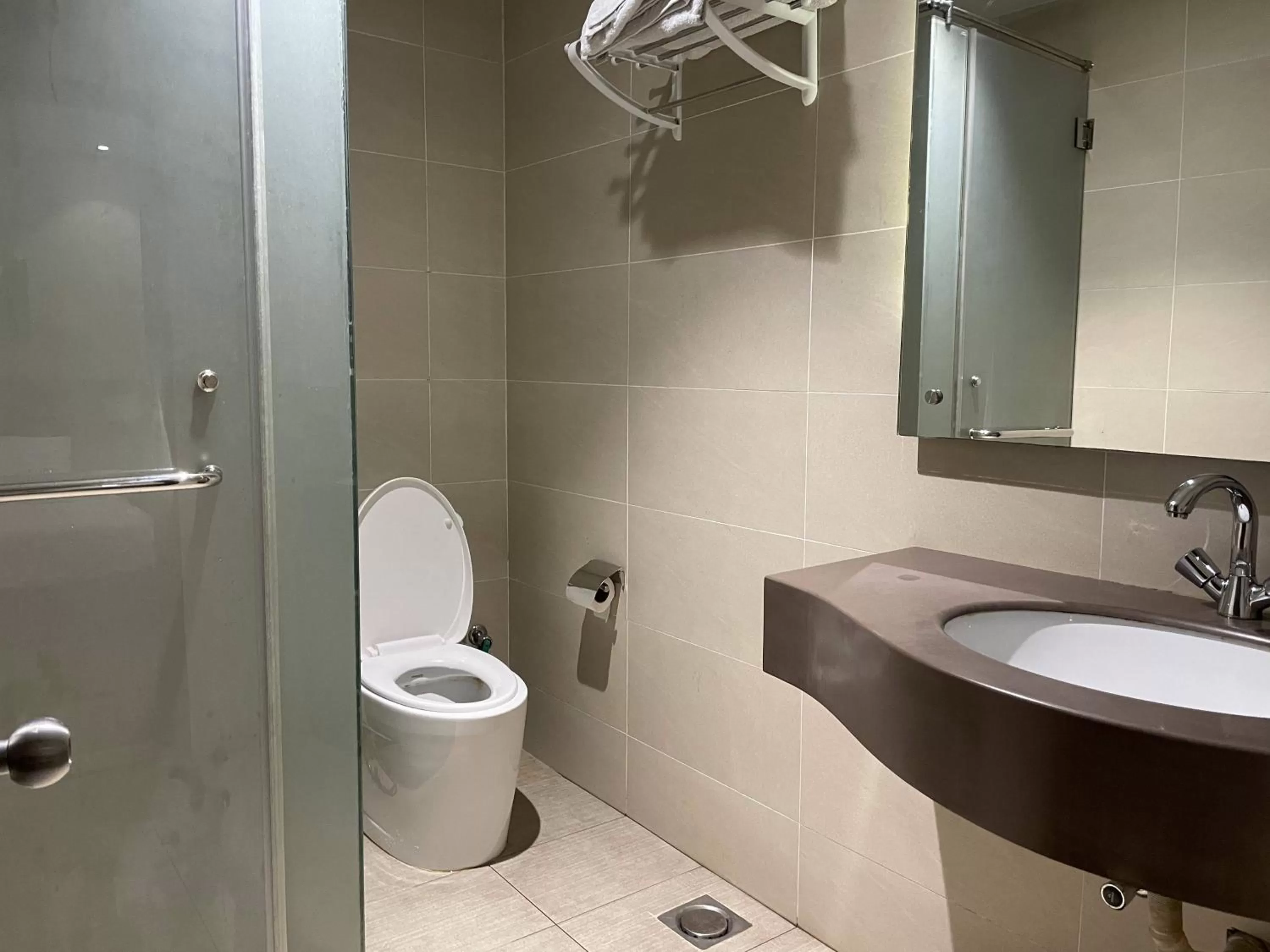 Shower in Hamsun Shahrah-e-Faisal