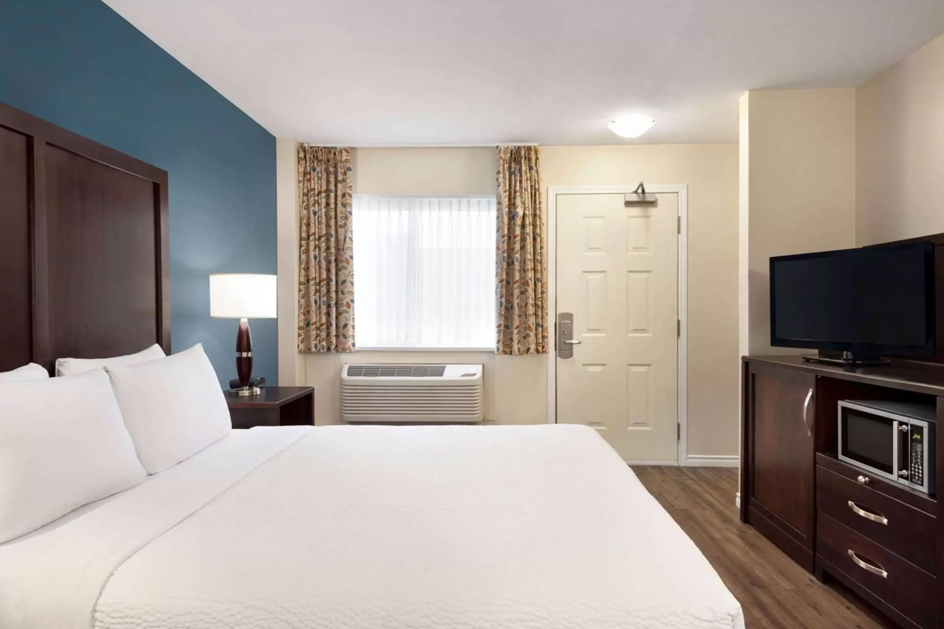 Photo of the whole room, Bed in Days Inn by Wyndham Kelowna