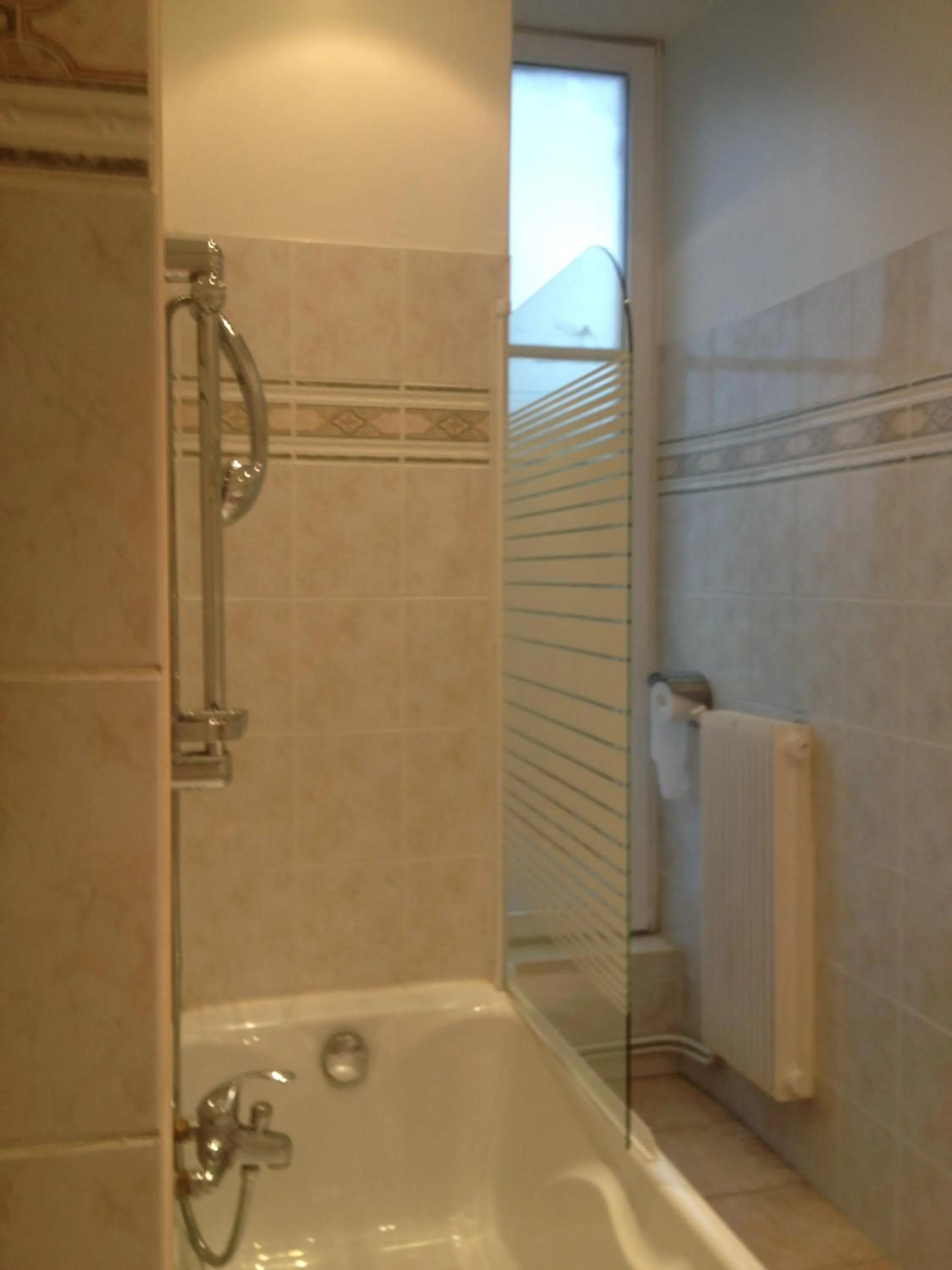 Bathroom in Hotel Couleurs Sud Centre-ville Gare Charleville-Mézières