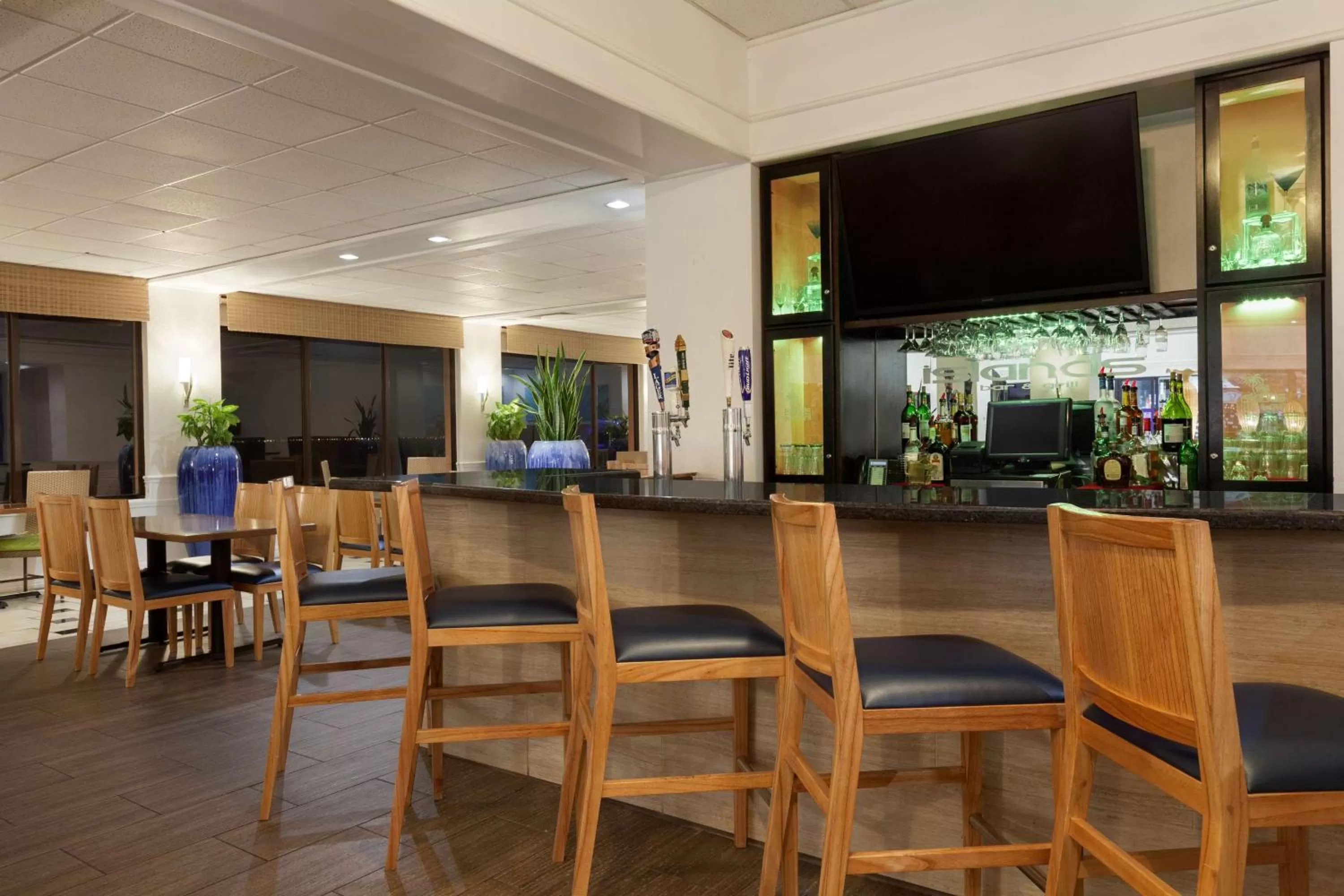 Lounge or bar in DoubleTree by Hilton Corpus Christi Beachfront