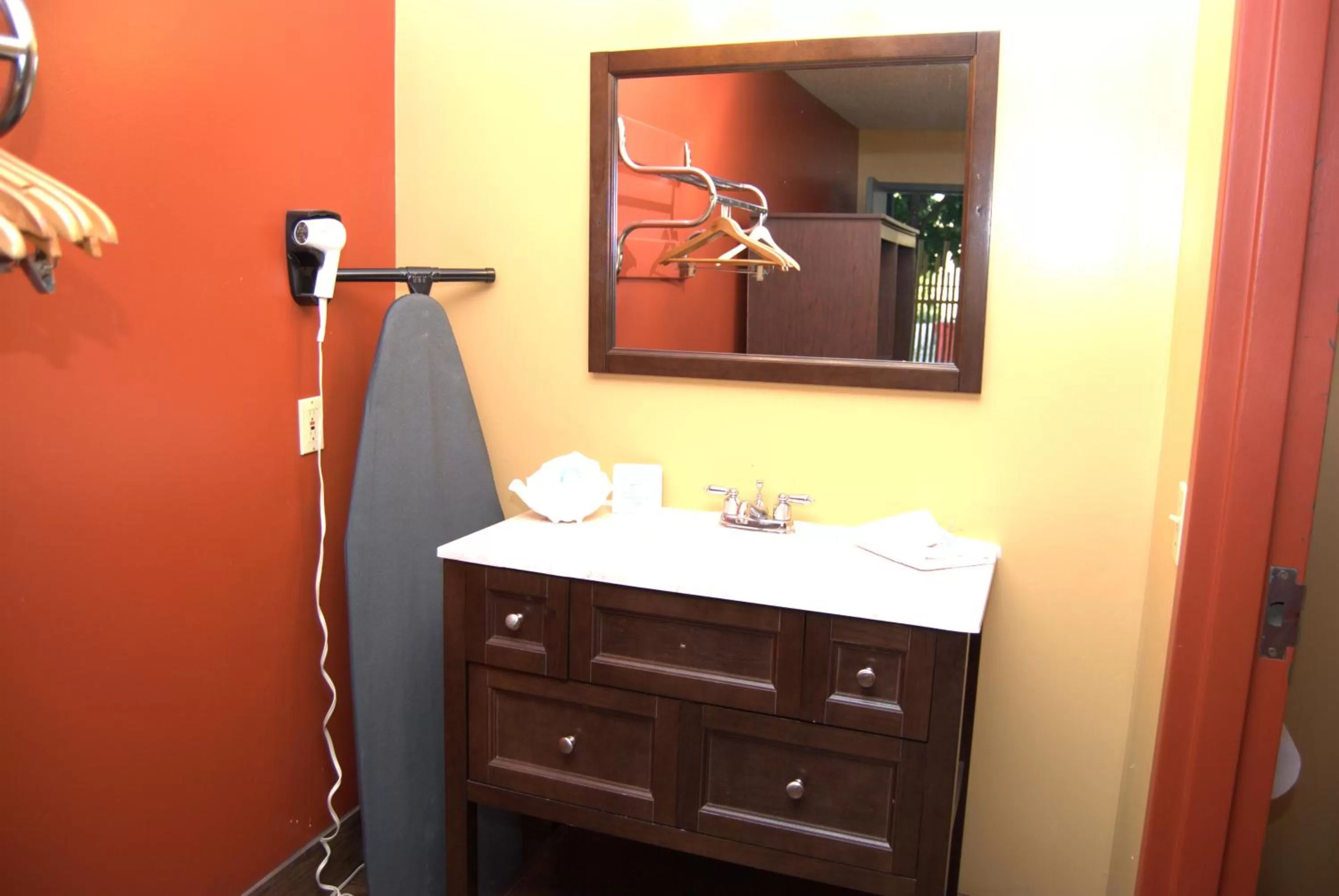 Bathroom, Coffee/Tea Facilities in Commodore Resort