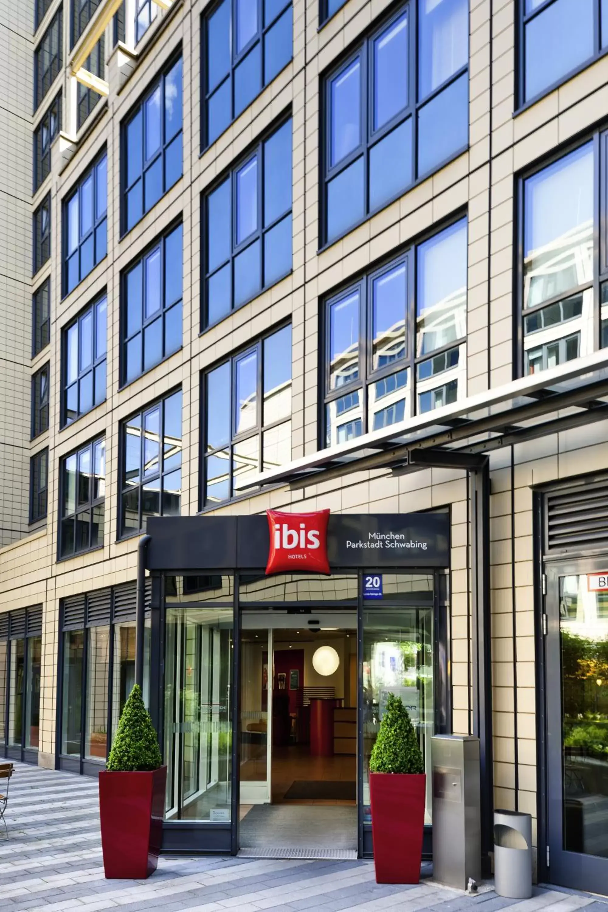 Facade/entrance in ibis München Parkstadt Schwabing