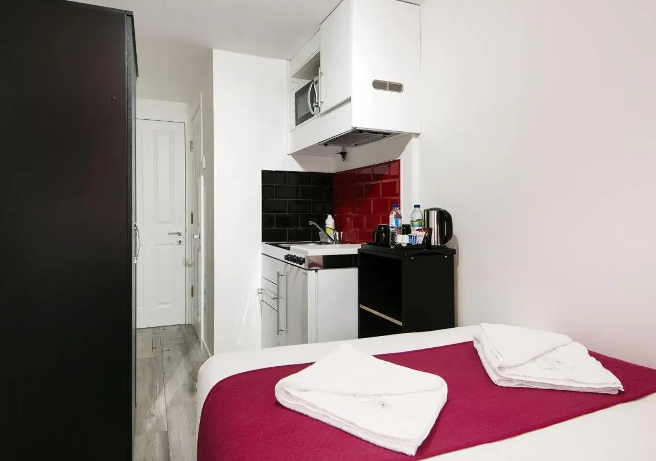 Bedroom, Kitchen/Kitchenette in Wembley Park Hotel