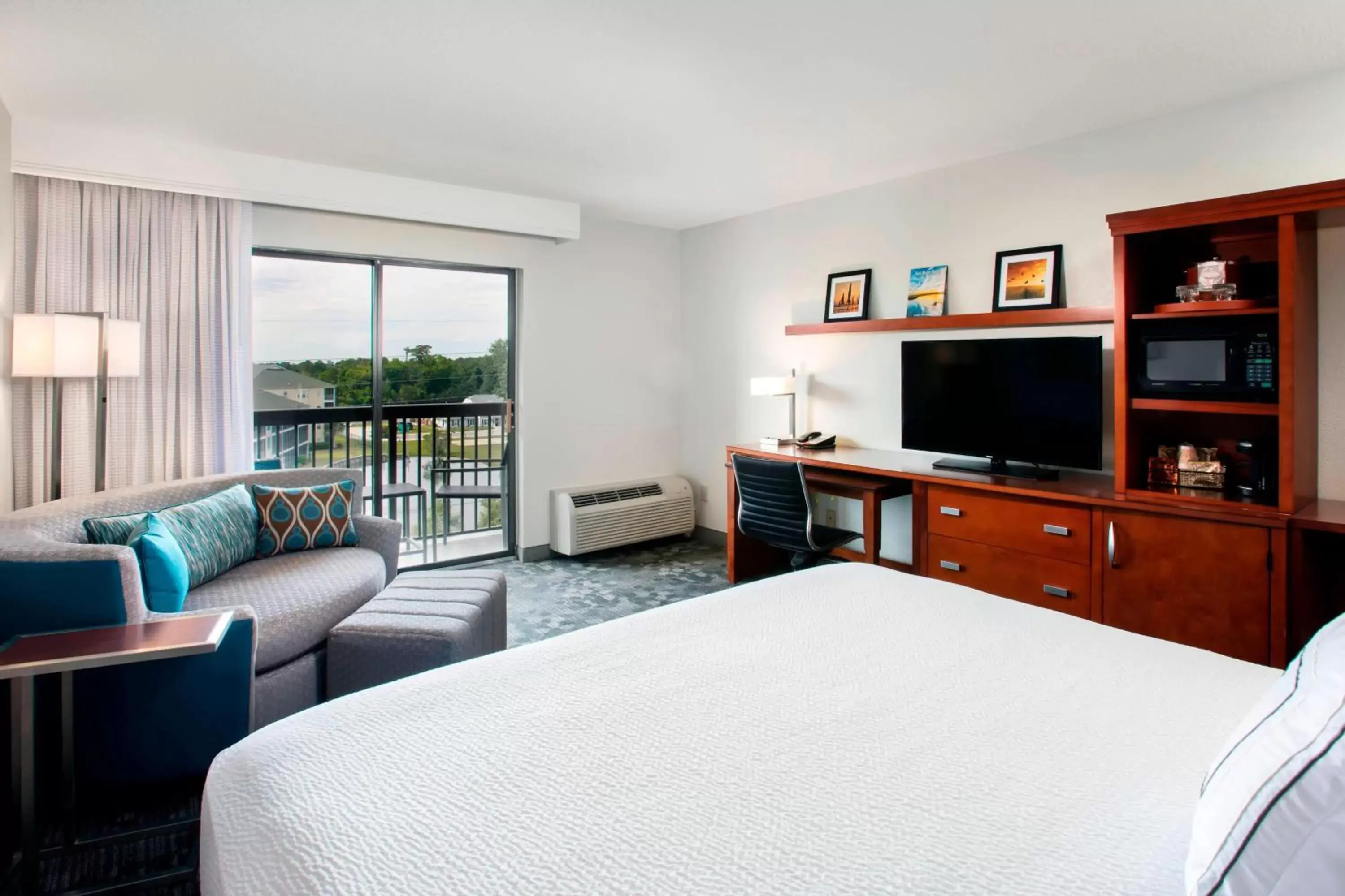 Photo of the whole room, TV/Entertainment Center in Courtyard by Marriott Myrtle Beach Barefoot Landing