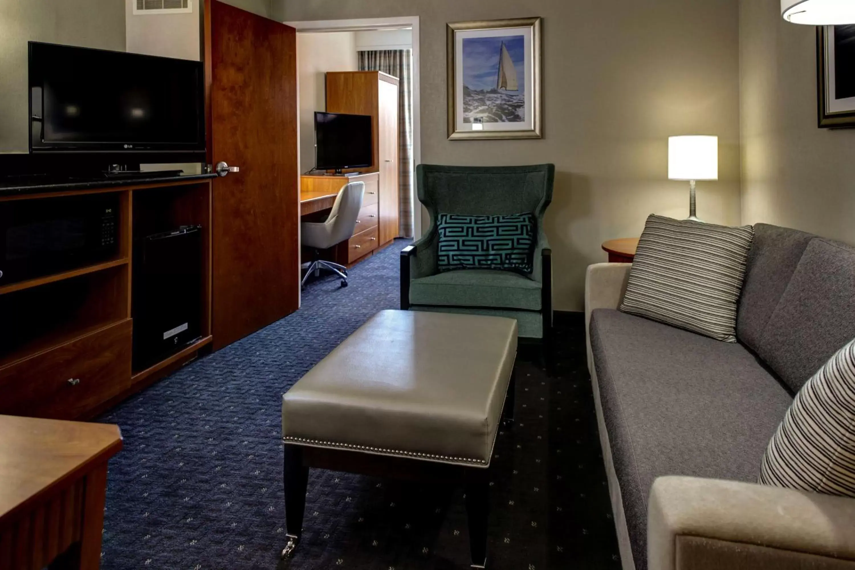 Bedroom, Seating Area in Embassy Suites Williamsburg