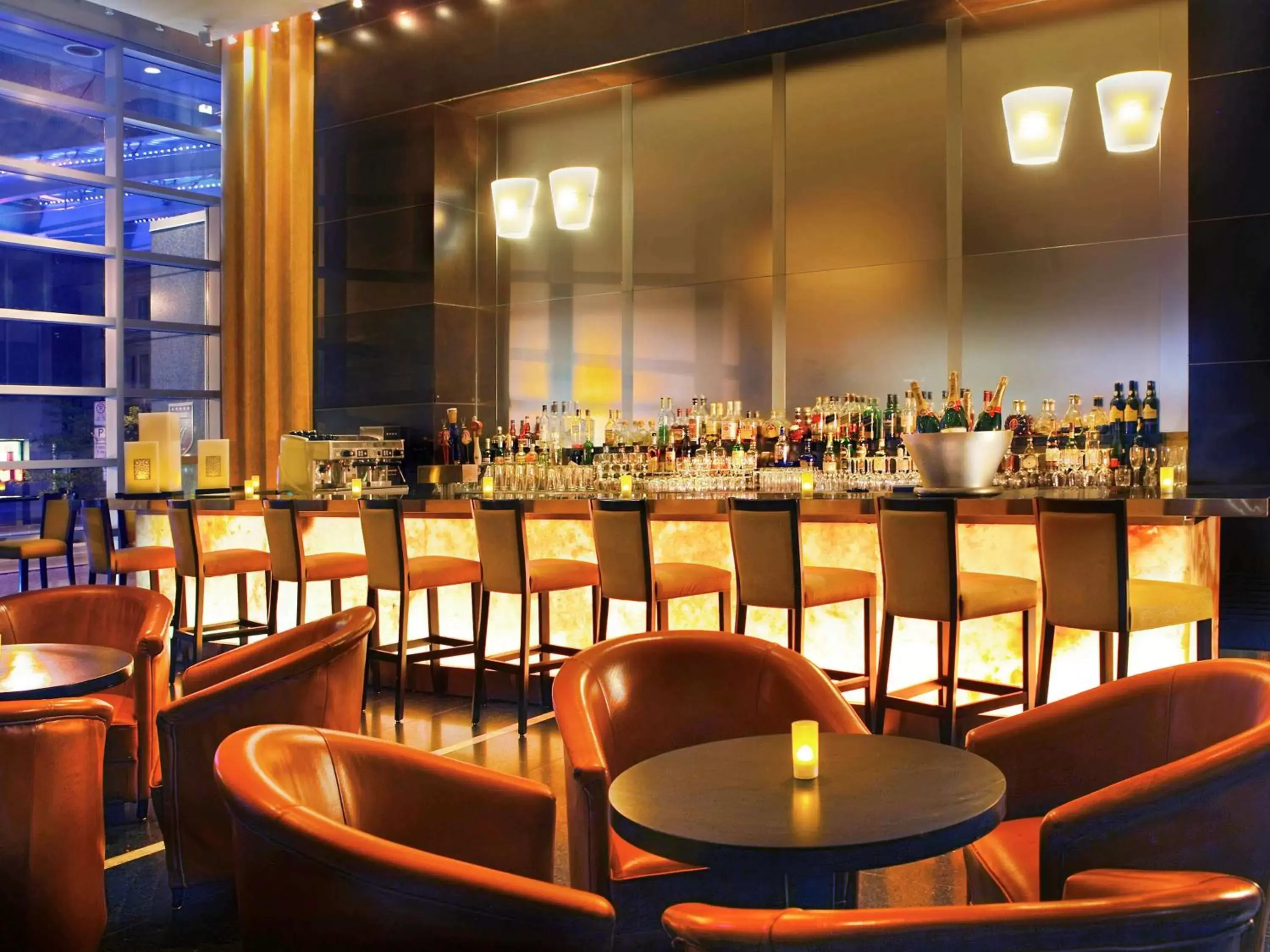 Lounge or bar, Lounge/Bar in Sofitel Montreal Golden Mile