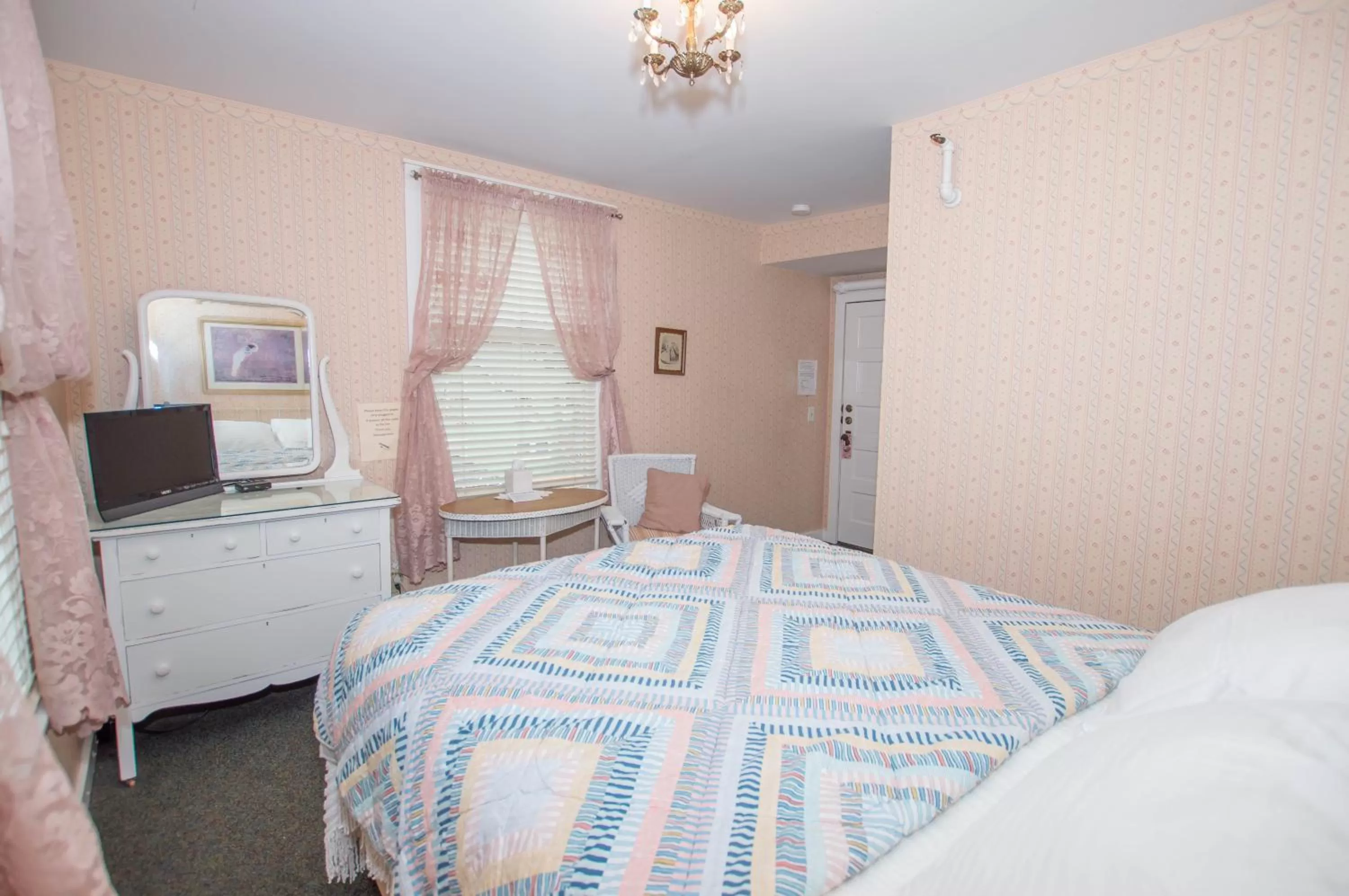 Bed in Terrace Inn and 1911 Restaurant