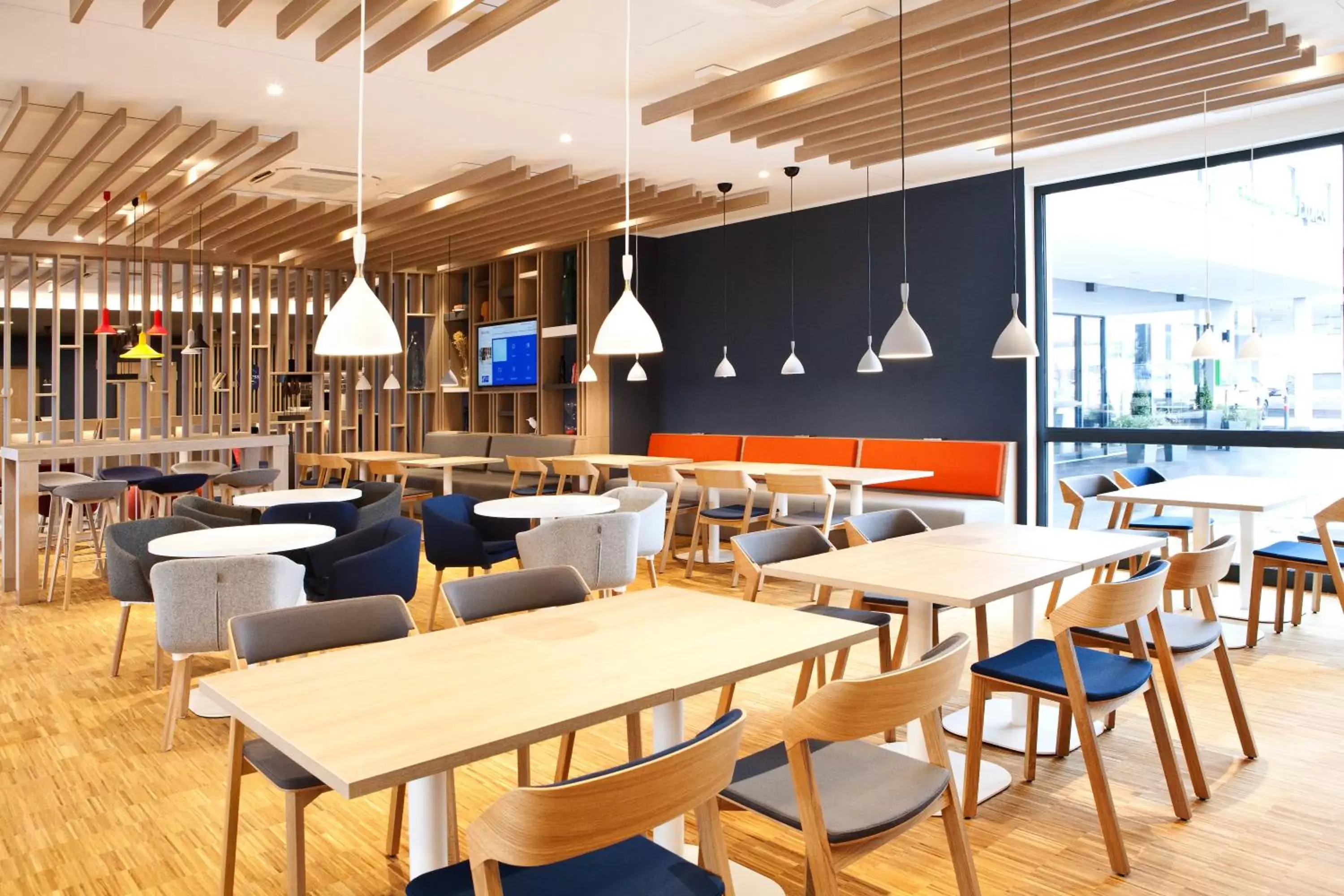 Lounge or bar, Restaurant/Places to Eat in Holiday Inn Express - Offenburg, an IHG Hotel