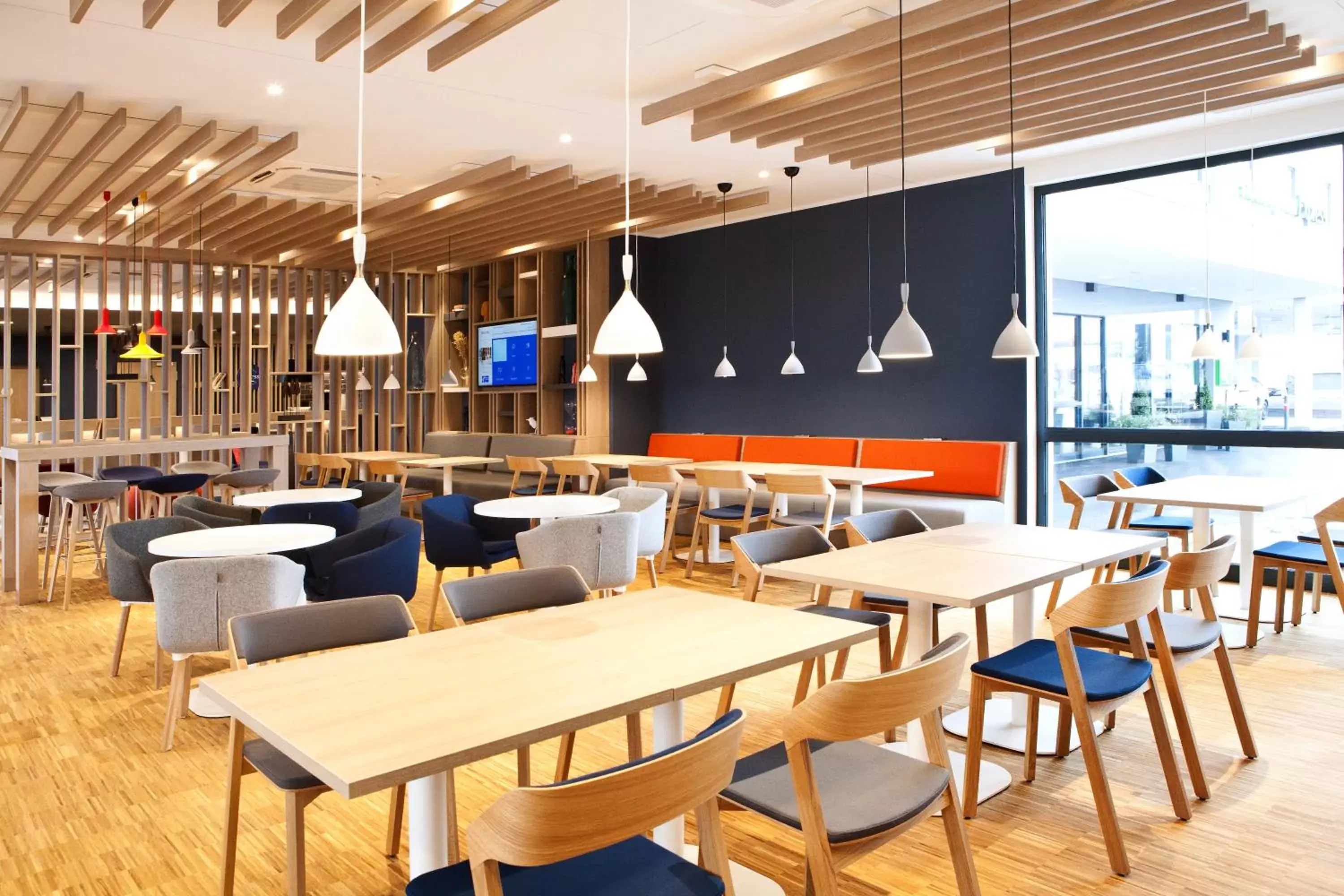 Lounge or bar in Holiday Inn Express - Offenburg by IHG Lounge or bar in Holiday Inn Express - Offenburg by IHG